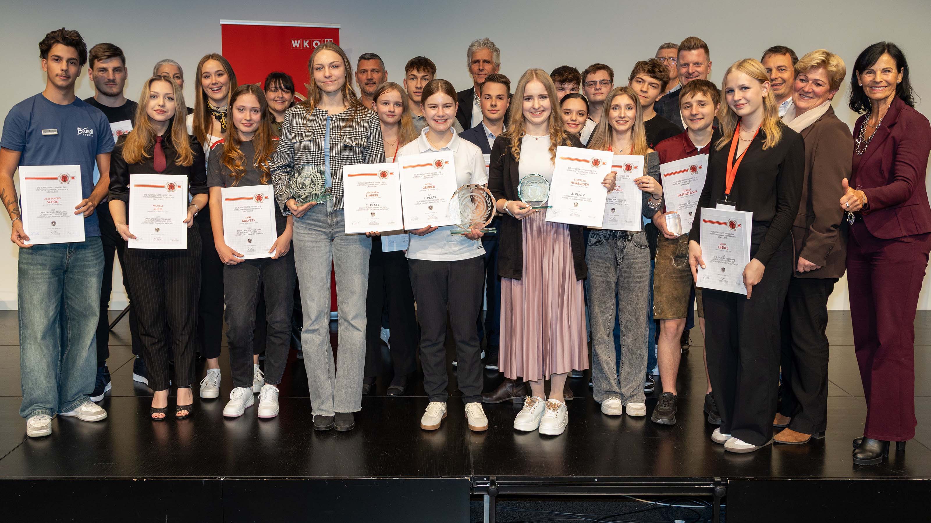 Die 18 Finalistinnen und Finalisten aus den neun Bundesländern mit der Jury sowie Vertretern der Sparte Handel. 	