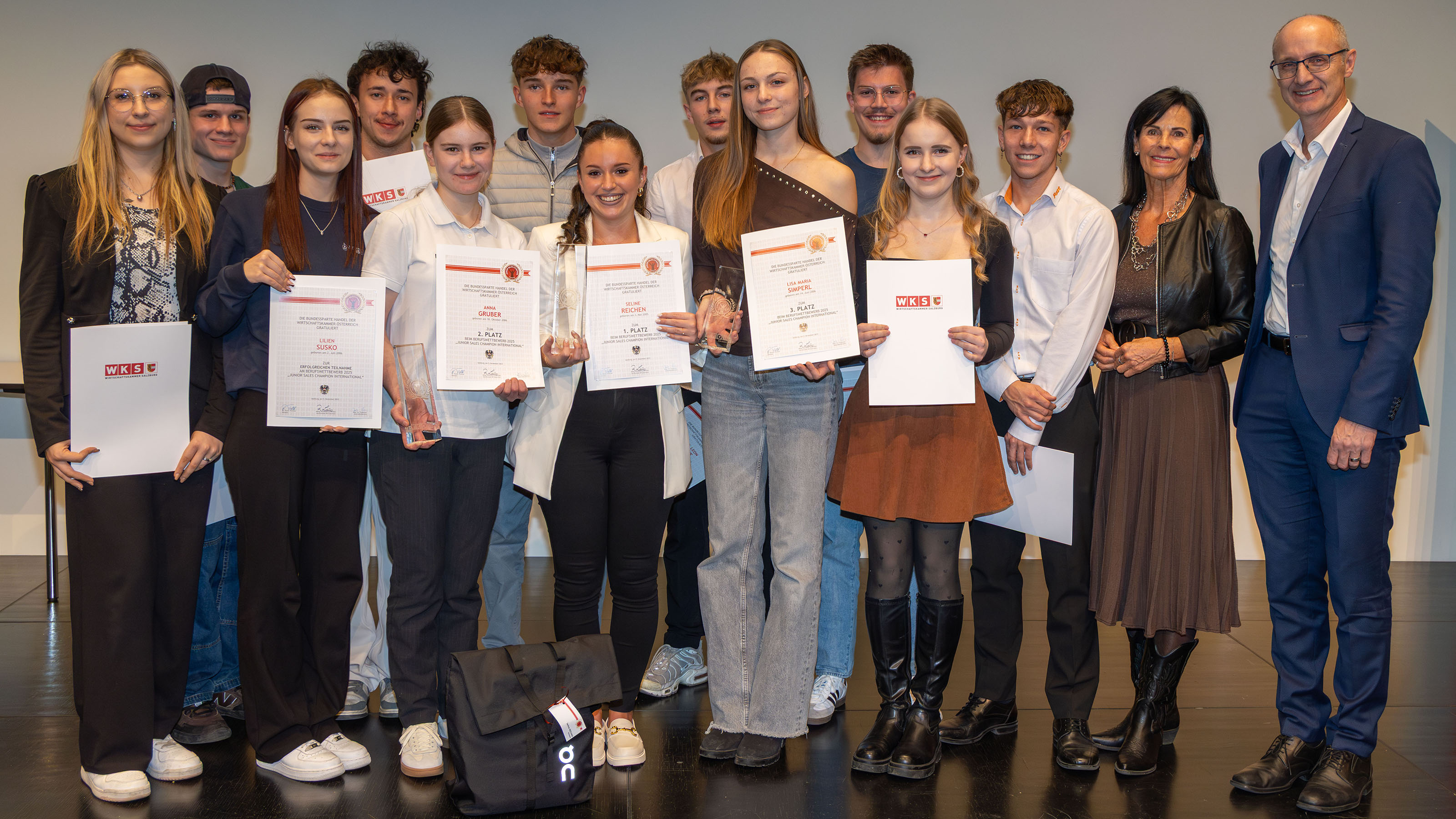 Die zwölf Finalisten aus Österreich, der Schweiz, Bayern und Südtirol mit Laudator Raimund Lainer (rechts) und Sonja Sagmeister, Obmann-Stv. der Sparte Handel in der WKS (2. v. r.). 