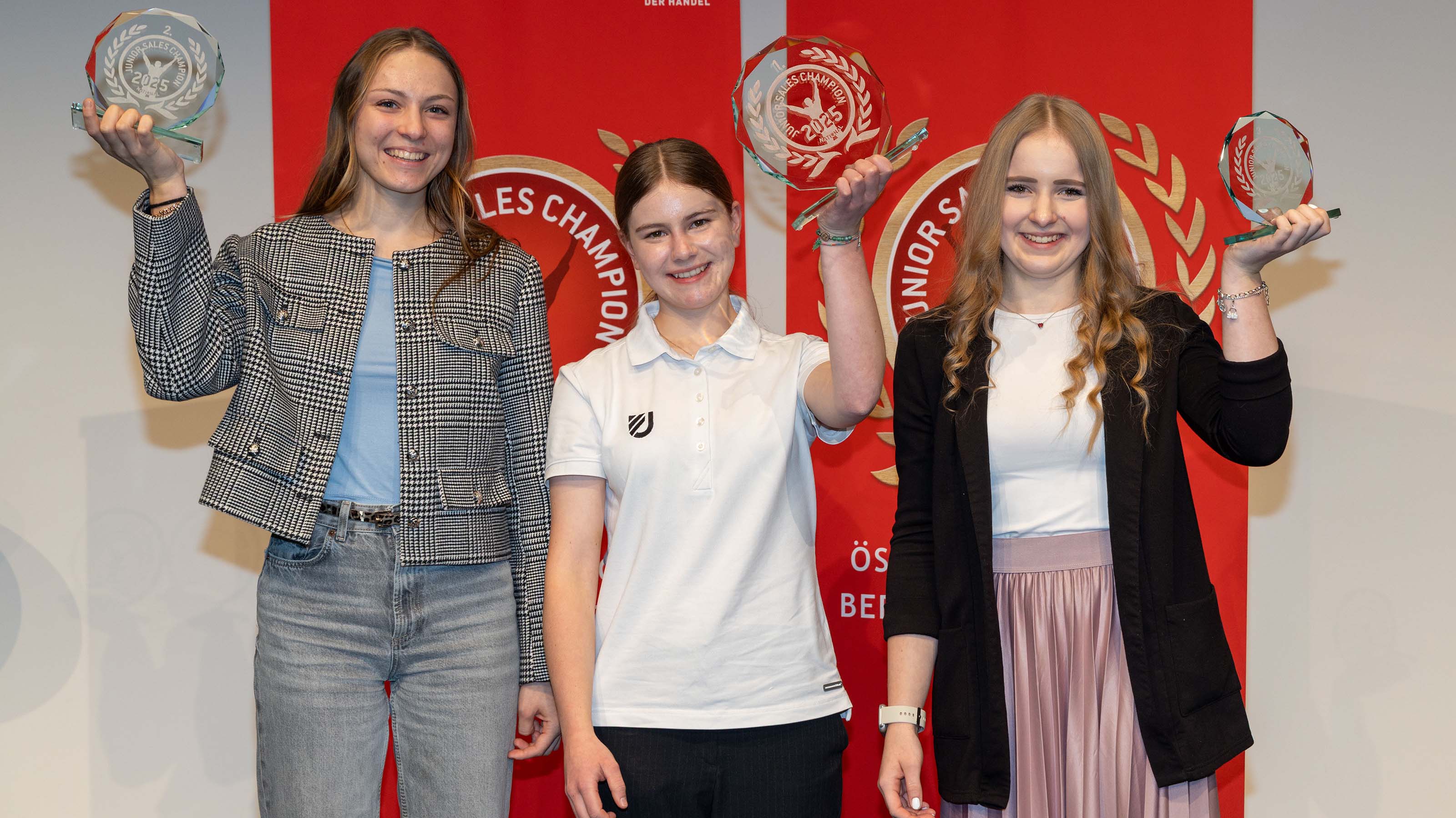 Der "Junior Sales Champion National 2025“ war fest in Frauenhand. Die zweitplatzierte Lisa Maria Simperl, Siegerin Anna Gruber und die Lungauerin Christina Hörbinger, die den dritten Rang belegte, strahlten um die Wette. 