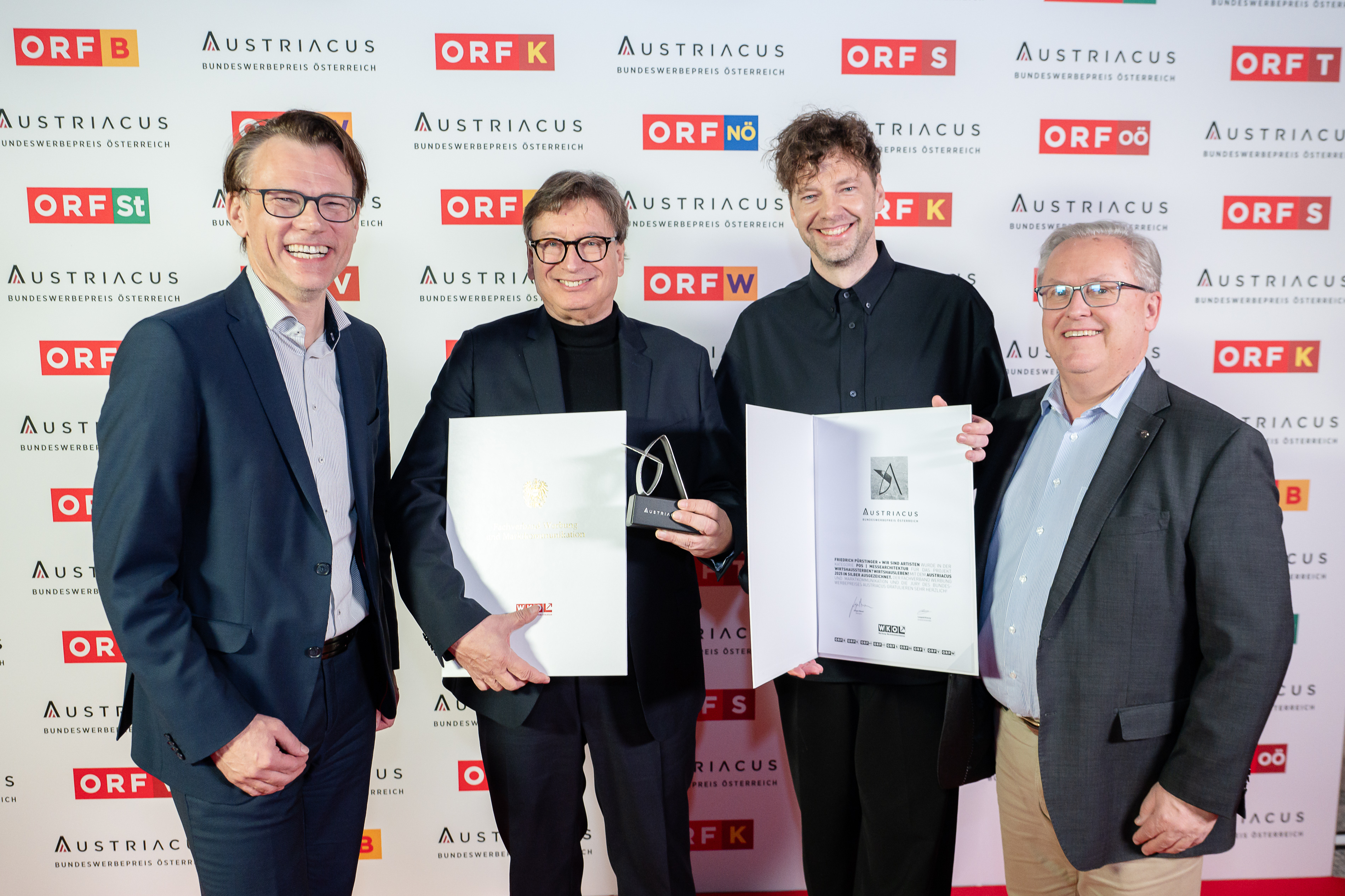 Friedrich P&uuml;rstinger x wir sind artisten holen sich f&uuml;r das Projekt &bdquo;Wirtshaussterben? Wirtshausleben&ldquo; in der Kategorie &bdquo;POS&ldquo; die silberne Troph&auml;e. 