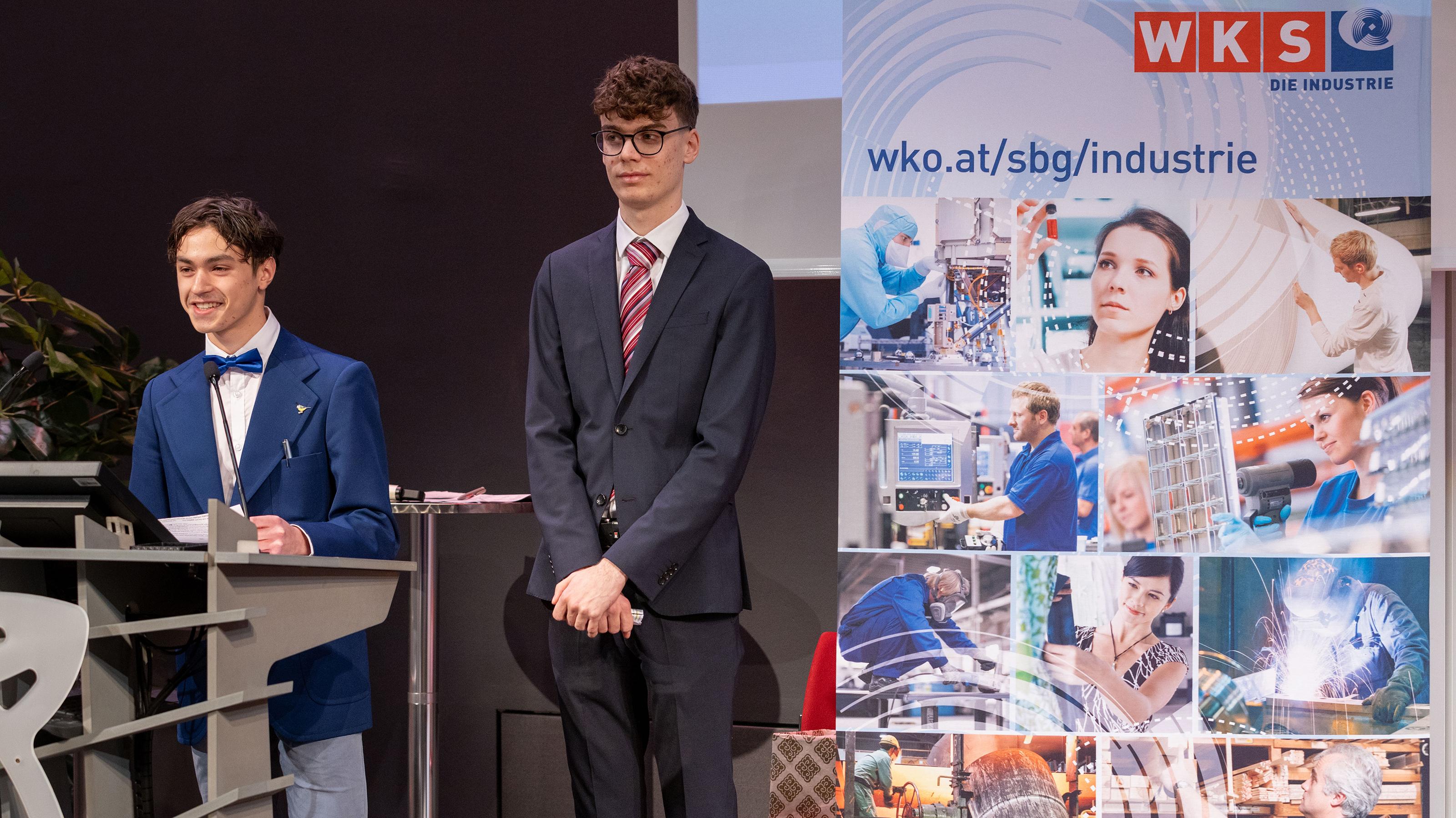 Johannes Metz und Elias Kuel (beide HTL Salzburg) bedankten sich im Namen der 228 Sch&uuml;ler:innen f&uuml;r die Stipendien.