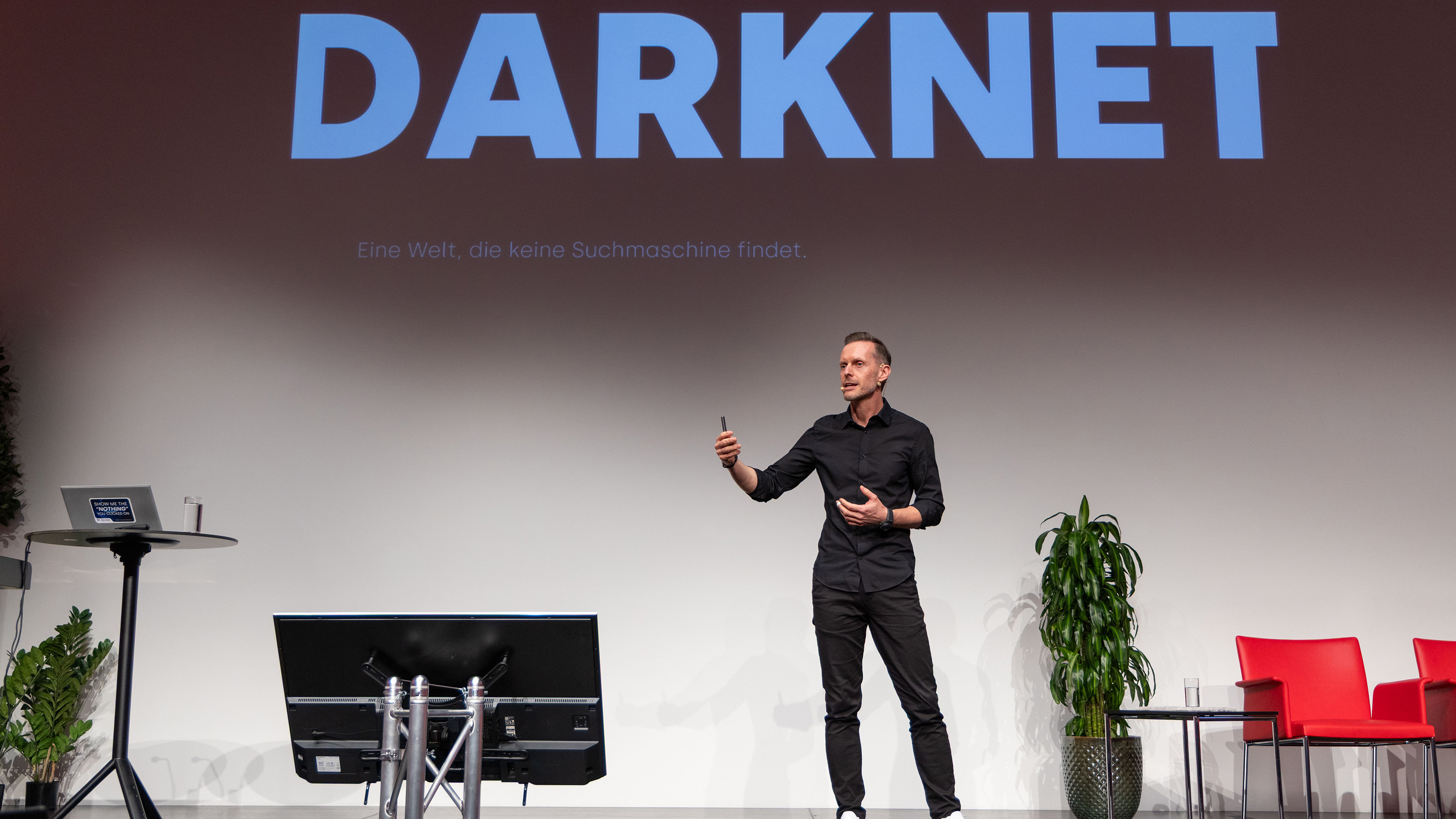 Daniel Rossgatterer sorgte mit seiner Keynote und einem Live-Einstieg in das Darknet für einen der Höhepunkte des Retail Summits.