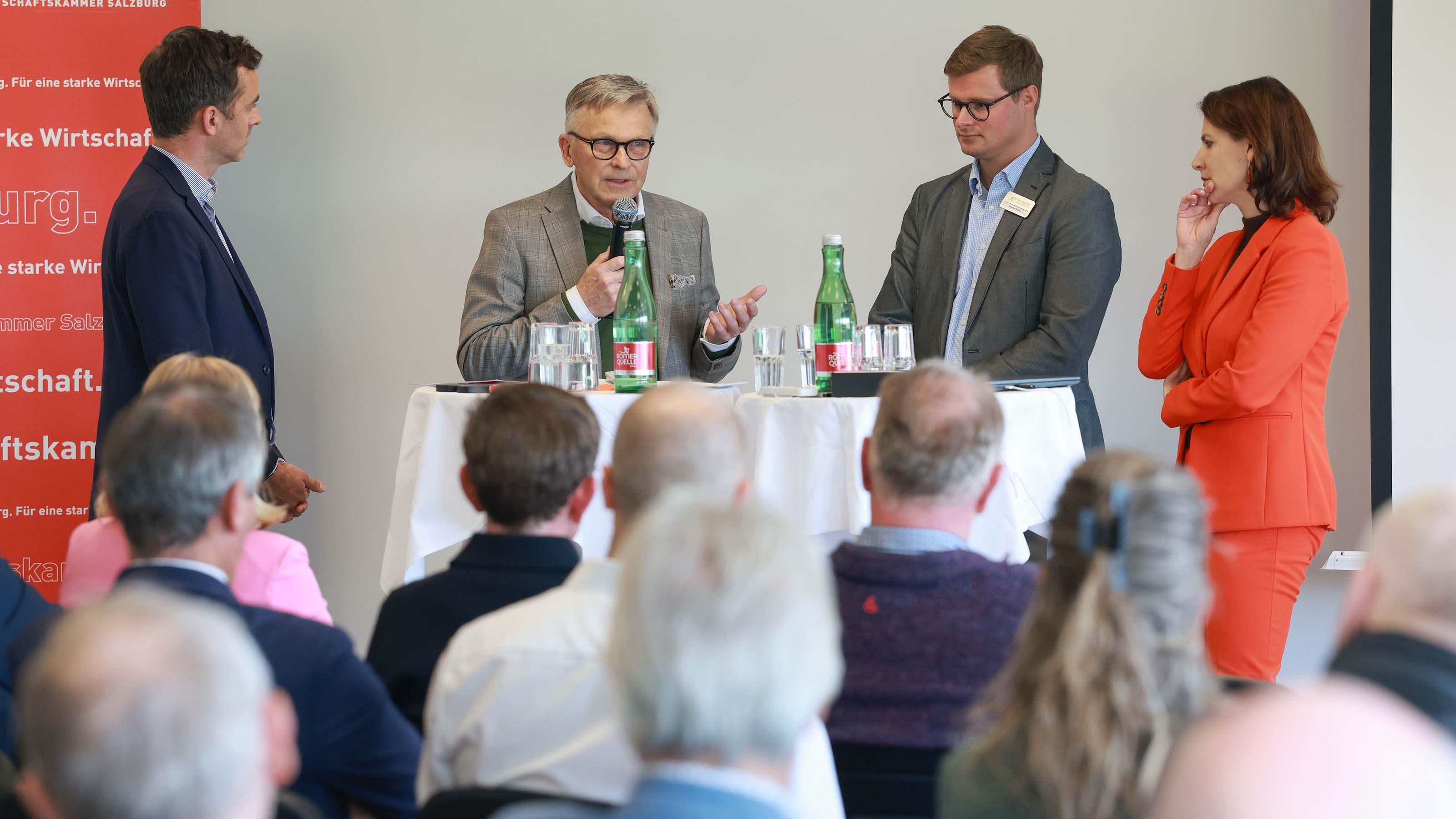 Die Teilnehmer der Talkrunde: Bezirksstellenobmann Martin Kaswurm, WKS-Pr&auml;sident Peter Buchm&uuml;ller, Hausherr Stephan Winzer und Landeshauptfrau Karoline Edtstadler.  
