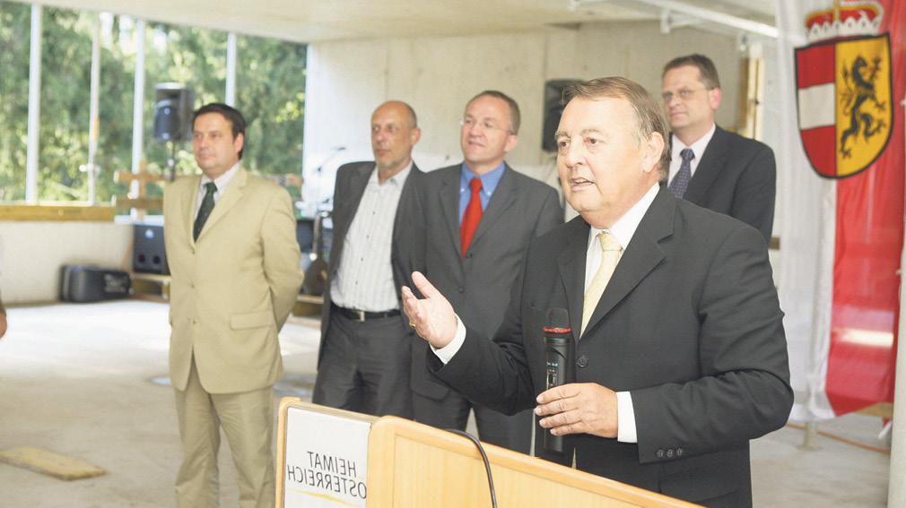Der damalige WK-Direktor Wolfgang Gmachl bei der Firstfeier (2004) des Campus Puch-Urstein.  