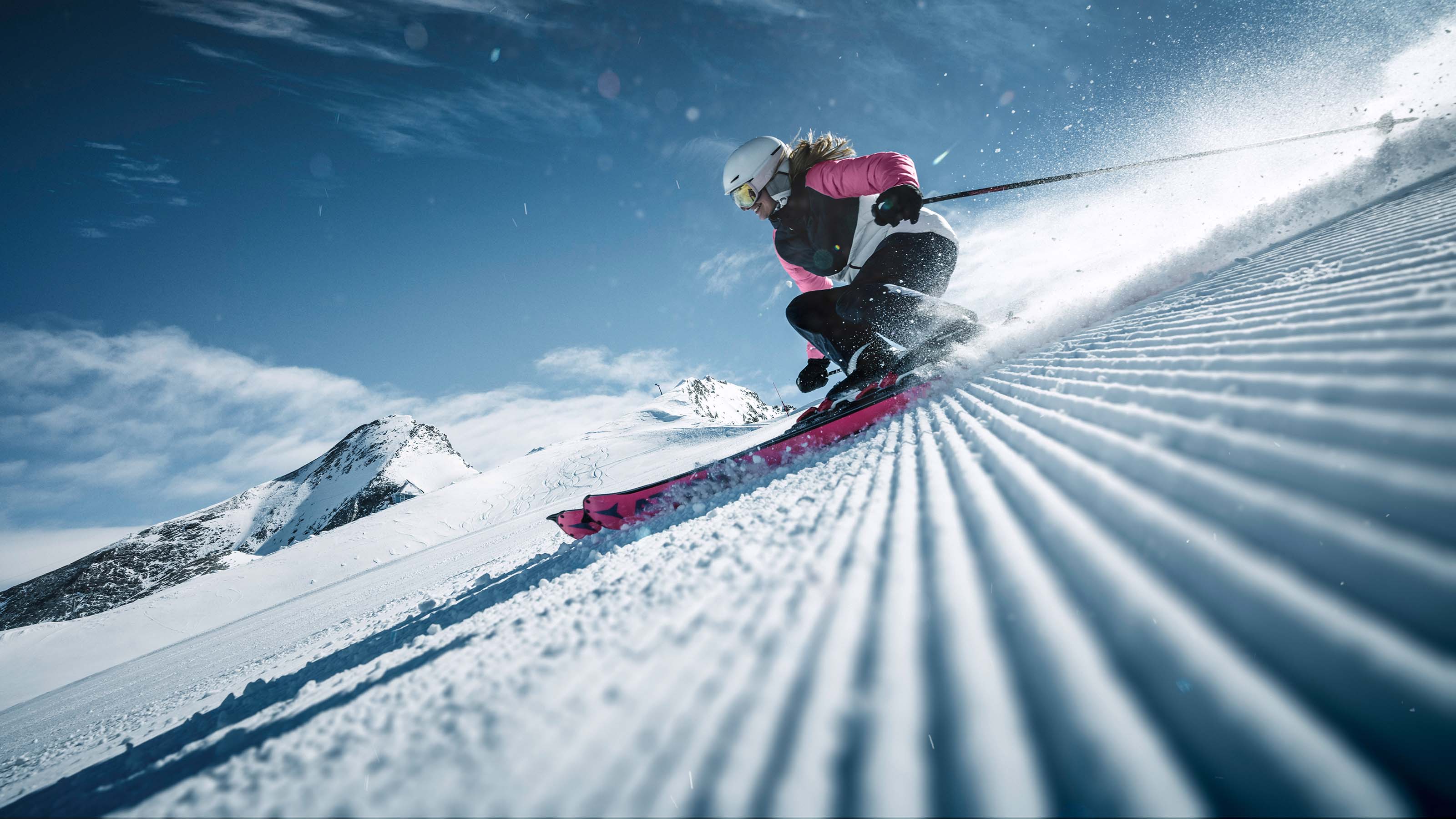 Auf dem Kitzsteinhorn können die Wintersportler nach den Schnee­fällen in den vergangenen Tagen bereits ab 11. Oktober ihre Schwünge ziehen.