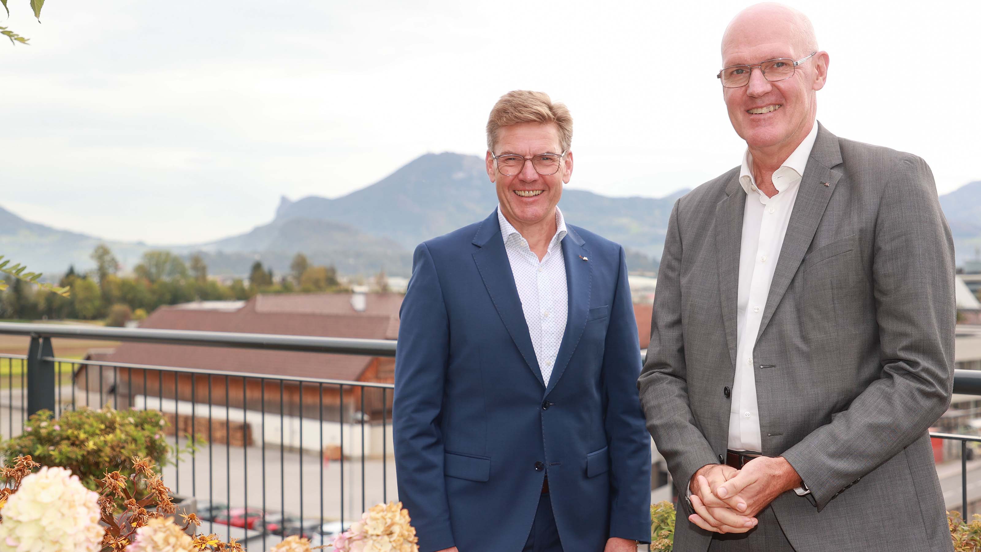 Die dm-Geschäftsführer Martin Engelmann und Thomas Köck können auf ein erfolgreiches Geschäftsjahr 2022/23 zurückblicken: Der Umsatz in Österreich kletterte um  über 13% auf knapp 1,2 Mrd. € nach oben.