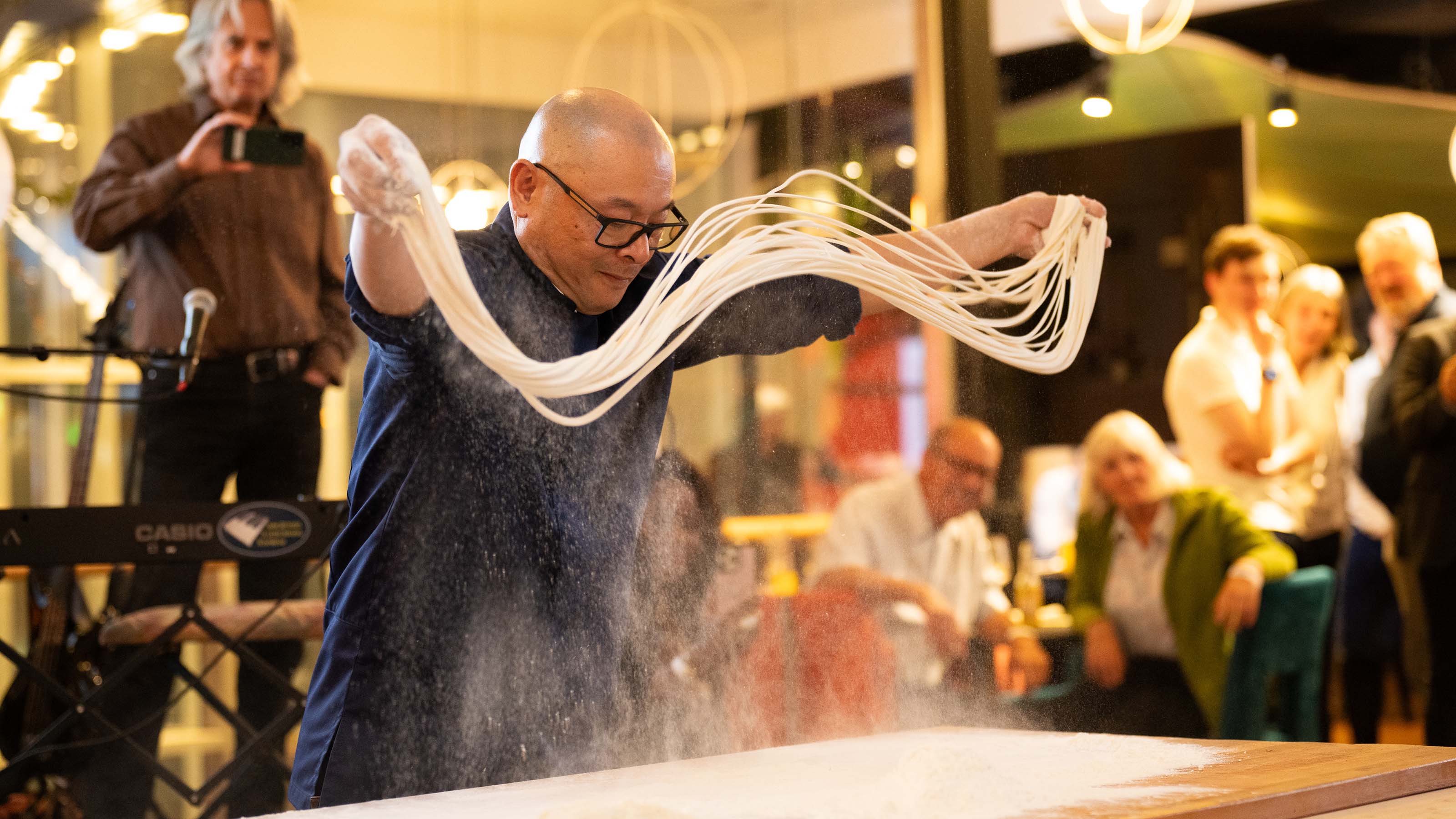 Yaoyao Hu in Aktion: Der Gastronom wurde in China zum Nudelkoch ausgebildet. Seine Spezialität sind handgezogene Nudeln. 