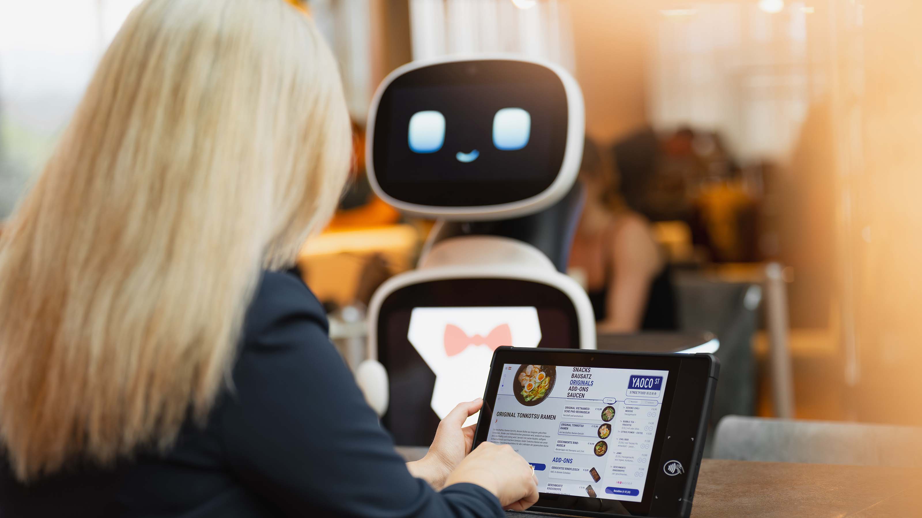 Im Yaoco Street bestellen und bezahlen die Gäste per Tablet. Bedient werden sie von Servierrobotern.