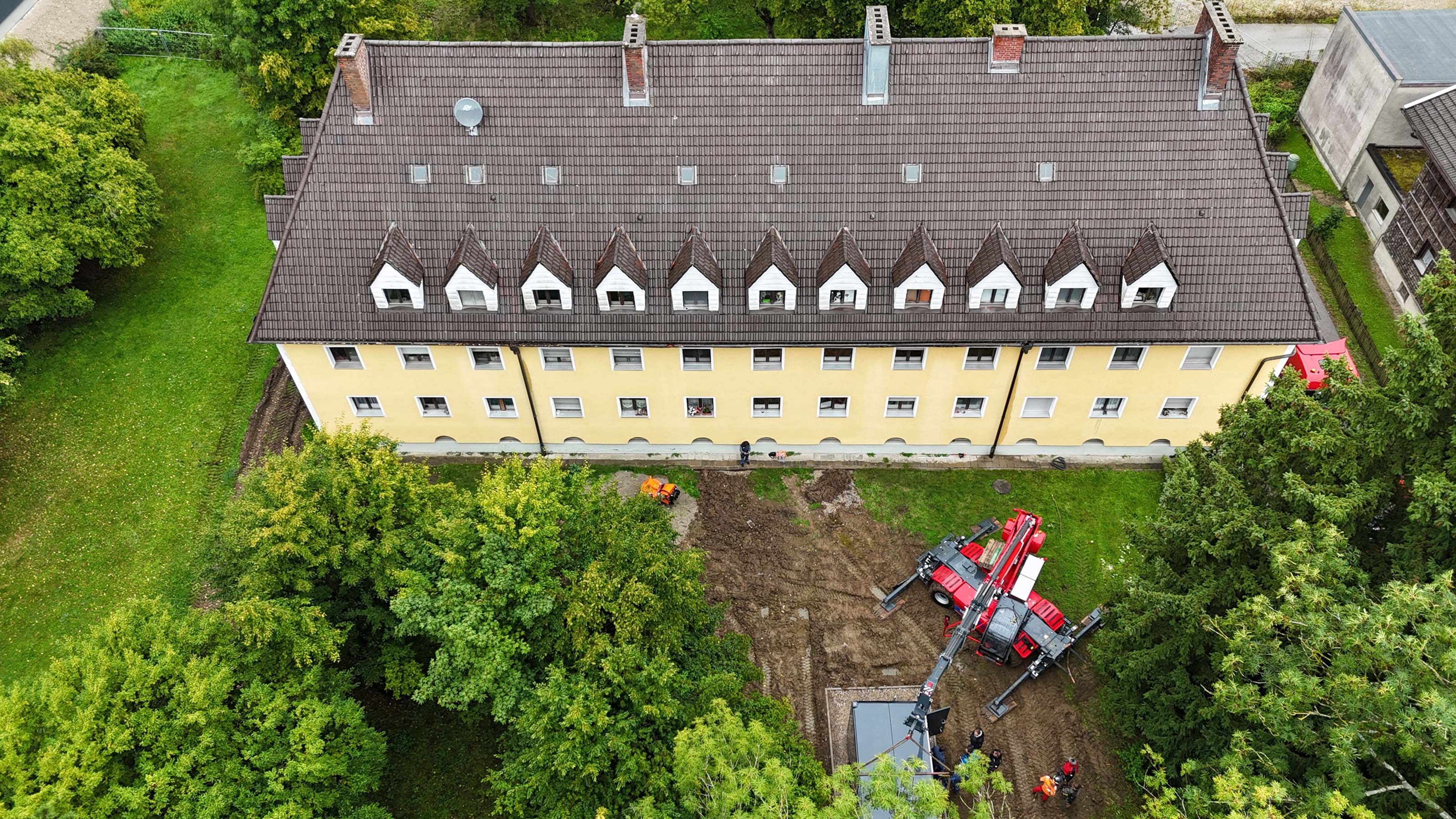 Vor diesem Wohnblock im benachbarten Traunstein wurde bereits ein "Cube" aufgestellt. 