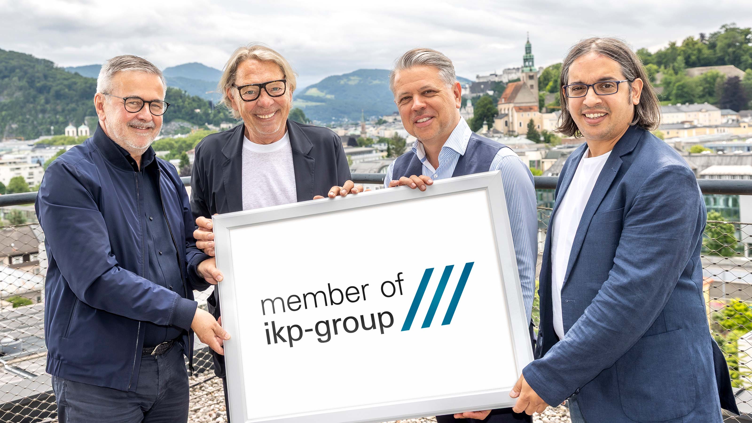 Staffelübergabe: Die ikp-Gründer Andreas Windischbauer und Peter Hörschinger mit Bernhard Bauer und Karim Bannour von Burn Communications.