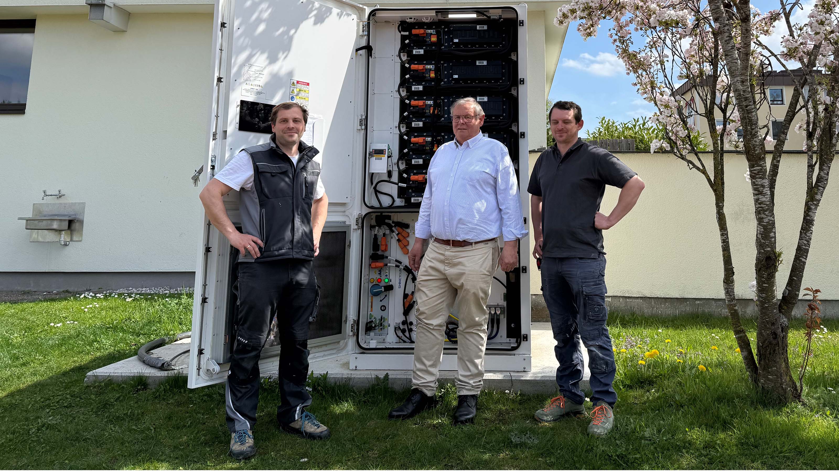Treiben die Energiewende voran: Franz Schweighofer und seine S&ouml;hne Franz Markus und Sebastian Schweighofer vor einem Batteriespeicher.