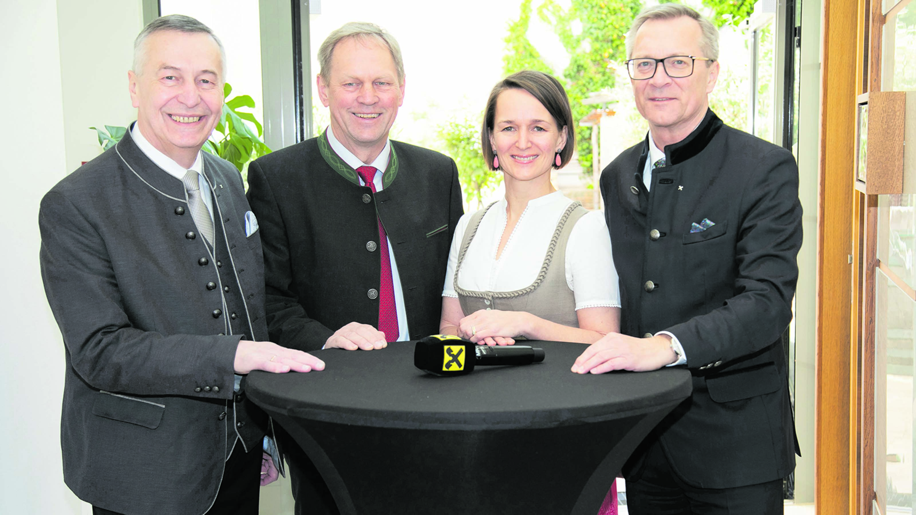 K&ouml;nnen mit dem Gesch&auml;ftsjahr 2025 mehr als zufrieden sein: RVS-Obmann Erich Zauner, der bisherige Aufsichtsratsvorsitzende Peter Burgschwaiger und seine Nachfolgerin Dagmar Herzog sowie Generaldirektor Heinz Konrad.