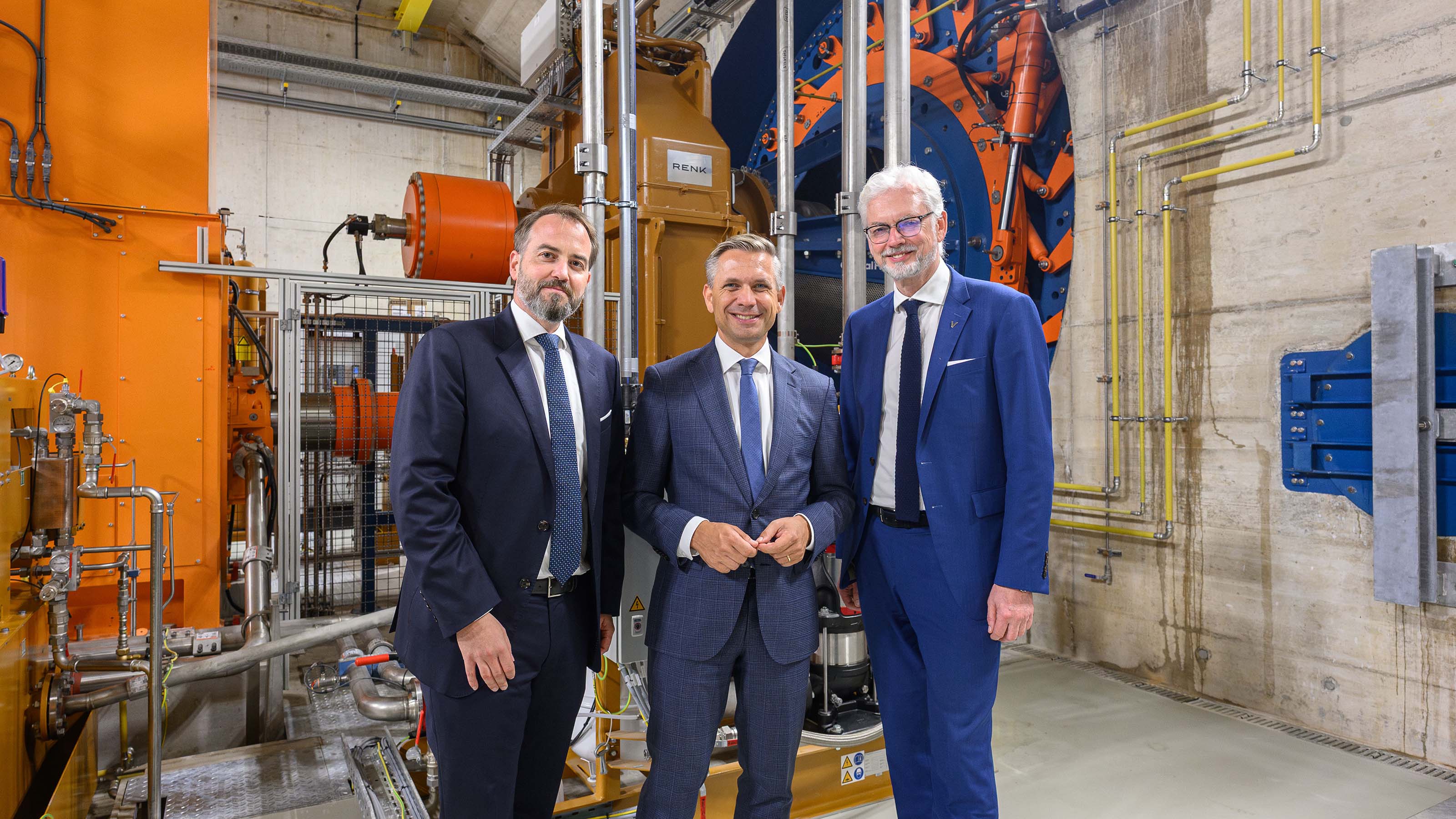 Michael Baminger (CEO der Salzburg AG) mit Wirtschaftsminister Wolfgang Hattmannsdorfer und Verbund-Chef Michael Strugl. 