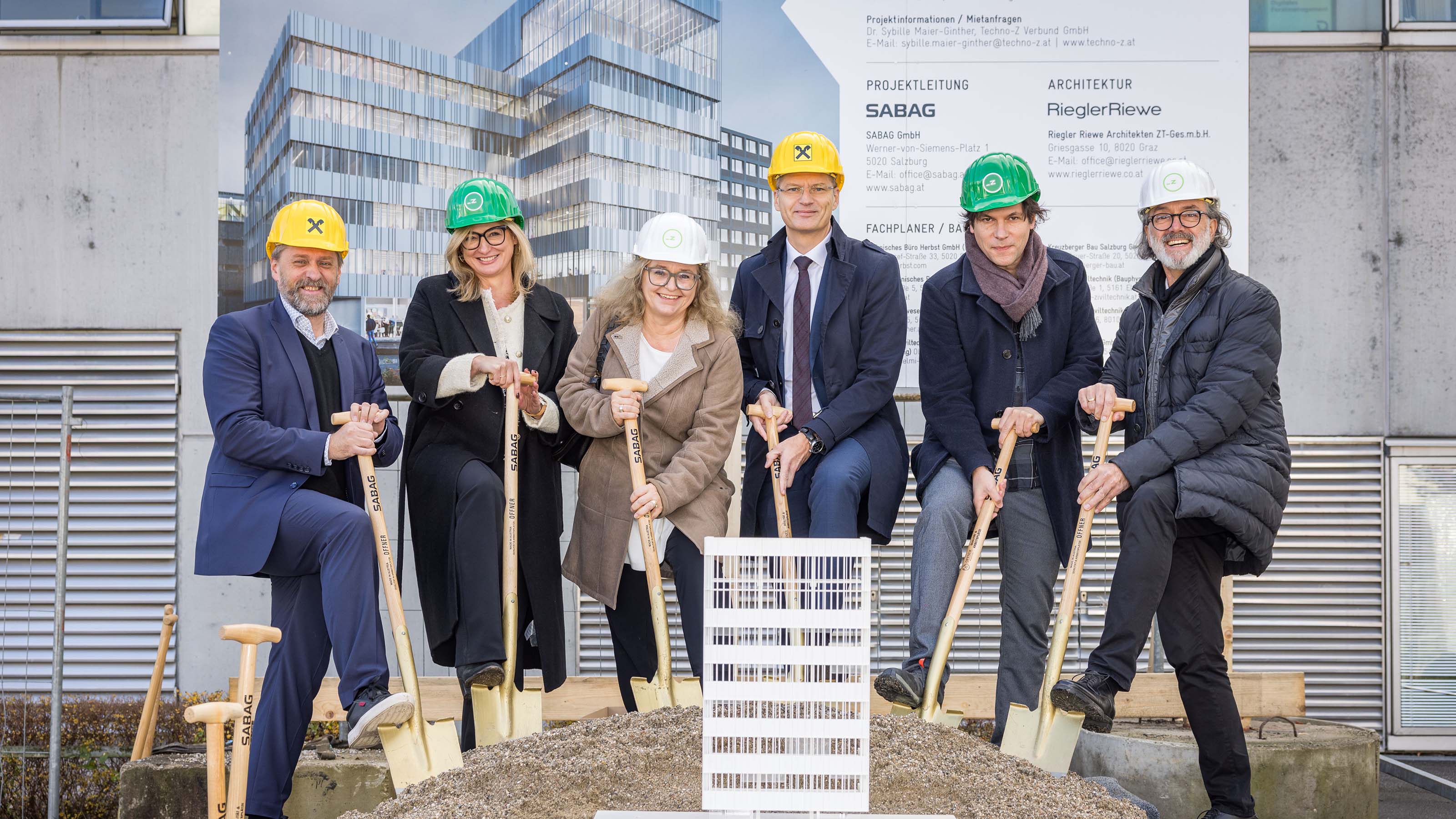Nahmen den Spatenstich f&uuml;r den Techno Head vor: Michael Bratl (CEO Hobex), Irmtraud K&ouml;nigshofer (Modelleisenbahn Holding), Karin Mitchell (Hobex), Andreas Derndorfer (RVS), Architekt Christian Story und Werner Pfeiffenberger, der Gesch&auml;ftsf&uuml;hrer der Techno-Z Verbund GmbH.