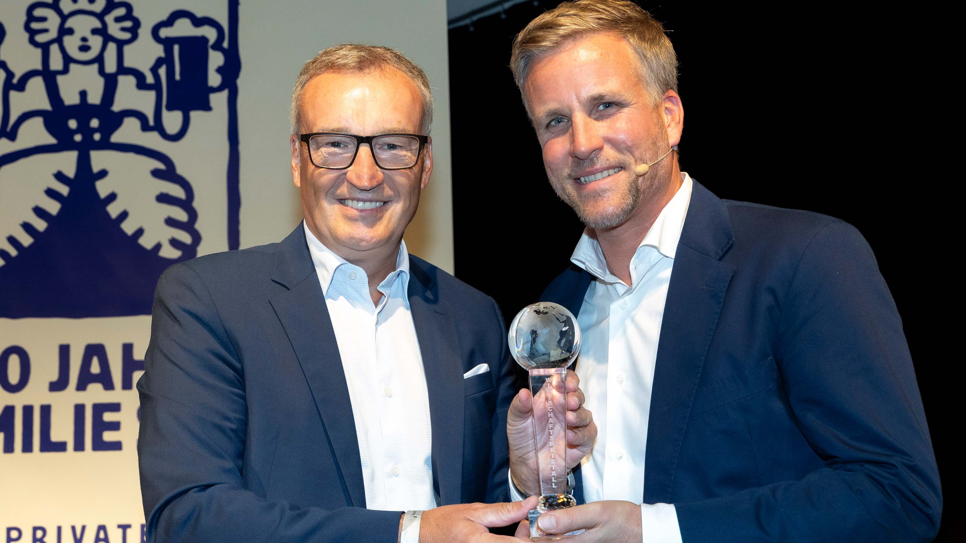 WKS-Vizepräsident Manfred Rosenstatter überreichte Brauereichef Josef Sigl den Salzburger Wirtschaftskristall.  