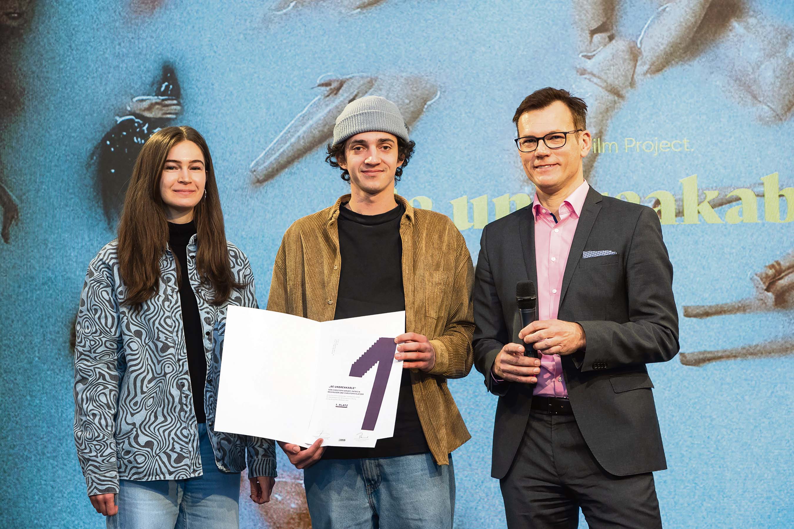  Clemens Jager (rechts) mit den Schüler:innen der LBS 2 und ihrer bei der Nominierungsveranstaltung 2021 ausgezeichneten Werbekampagne „Beeindruckend“.