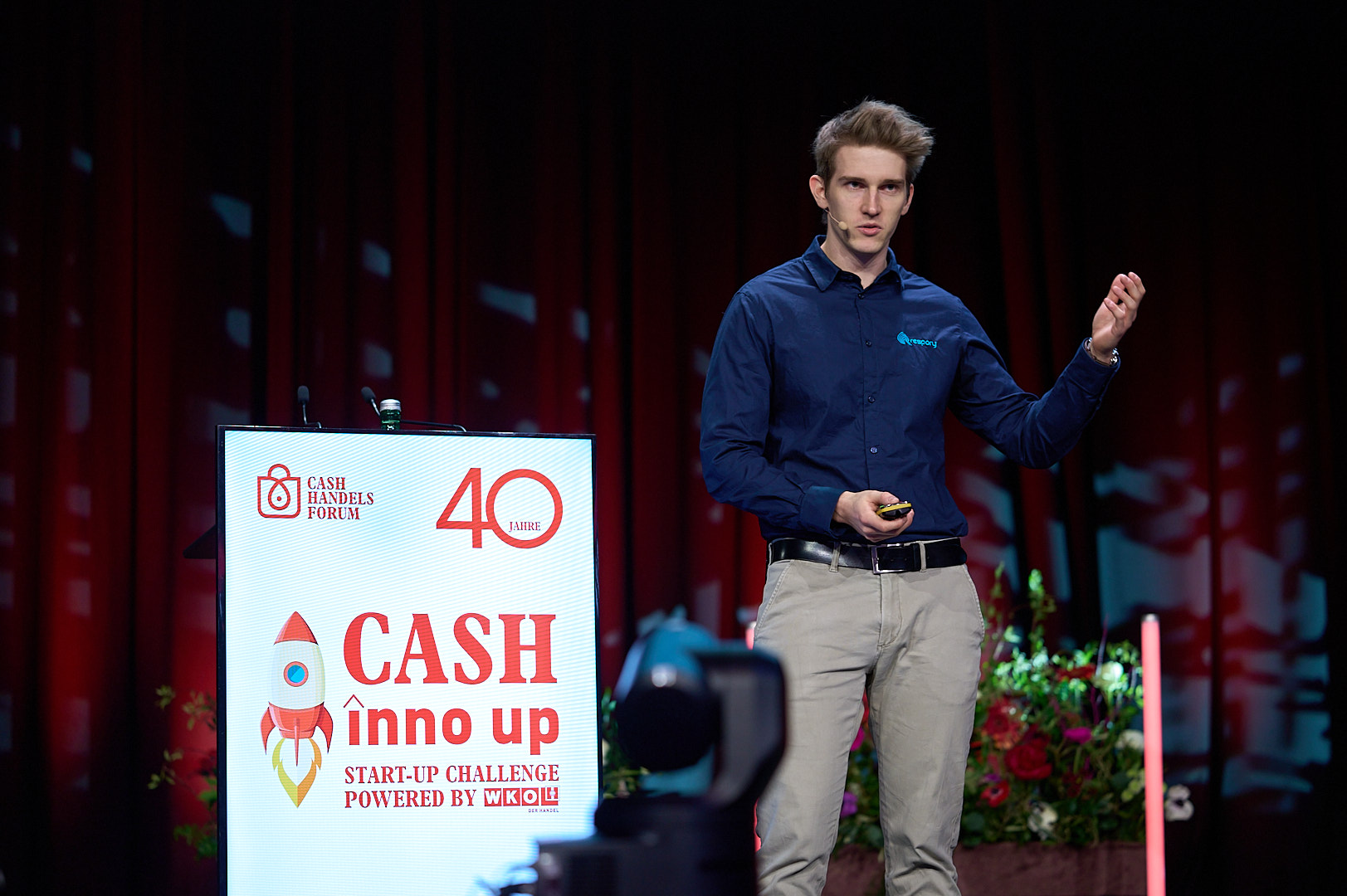 Naufnahme einer Person, rechts neben ihr steht ein Aufsteller mit dem Schriftzug Cash inno up, Start-up Challenge der WKO