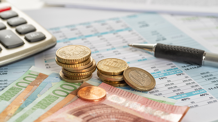 Finanz, Finanzierung, Finanzen, Geld, W&auml;hrung, Valuten, M&uuml;nzen, M&uuml;nze, Hartgeld, Zahlung, Zahlungsmittel, Moneten, Verm&ouml;gen, Budget, Finanzlage, Finanzkraft, Kapital, Geldkapital, W&uuml;rfel, Euro, Euros, Eurom&uuml;nzen, EURO, EUR, &euro;, EUROS, EURO-M&uuml;nzen, Euro-M&uuml;nzen, Eurom&uuml;nze, Euro-M&uuml;nze, Bonit&auml;t, Bonit&auml;ten, liquid, Liquidit&auml;t, pekunia, Pekunia, pekuni&auml;r, finanziell, Scheine, Geldscheine, Papiergeld, Banknote, Banknoten, Kalkulation, kalkulieren, Rechner, Rechenmaschine, Taschenrechner