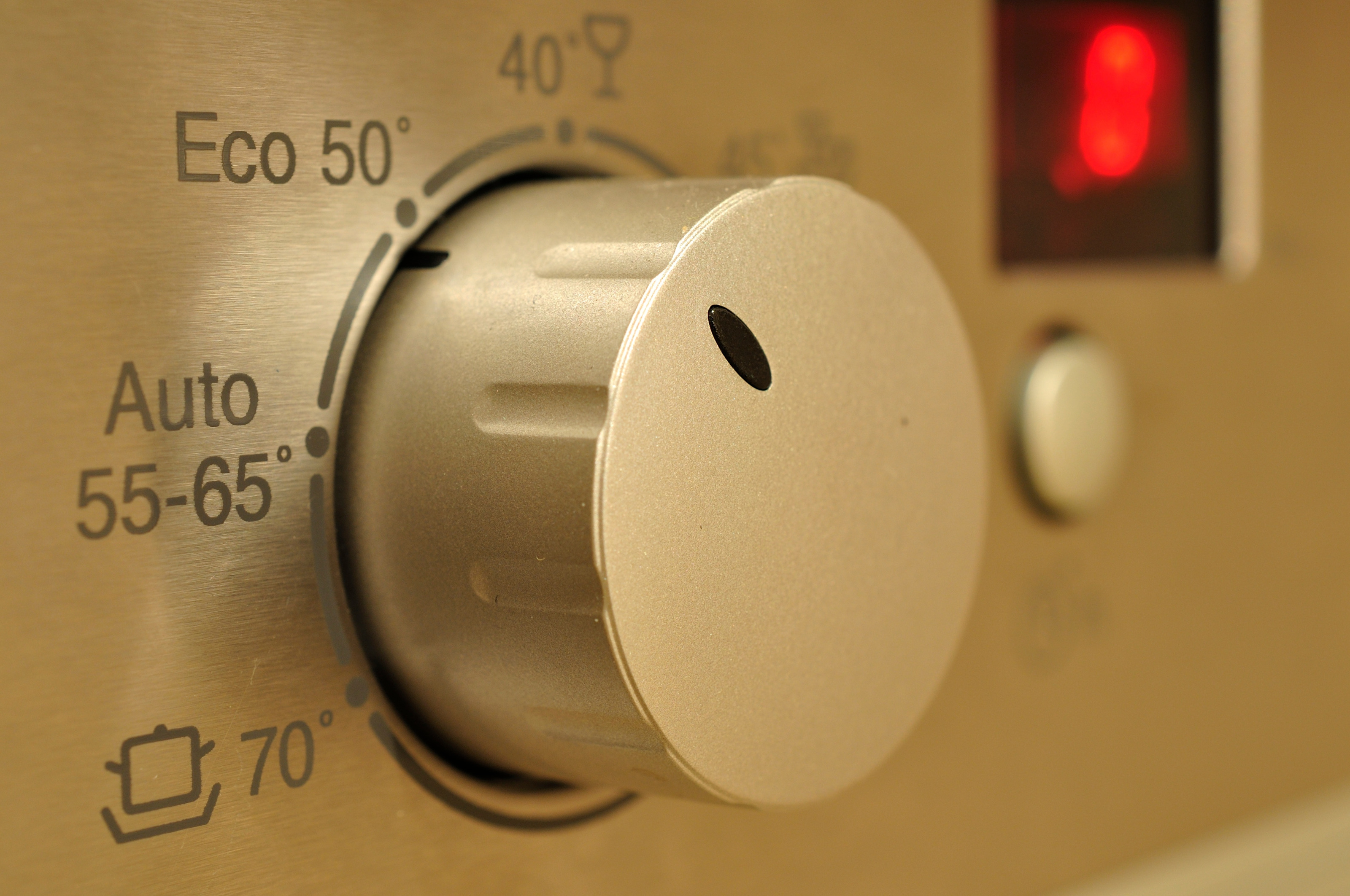 Detailansicht eines Einstellungsrades eines Geschirrsp&uuml;lers, der Modus ist auf Eco gestellt.