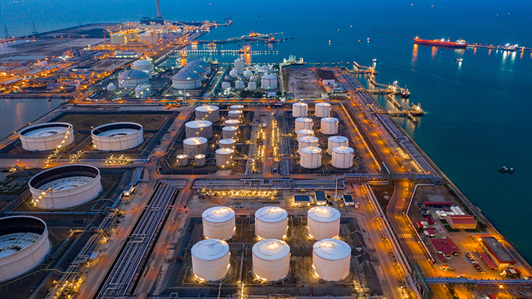 Luftansicht Raffinerie in D&auml;mmerung