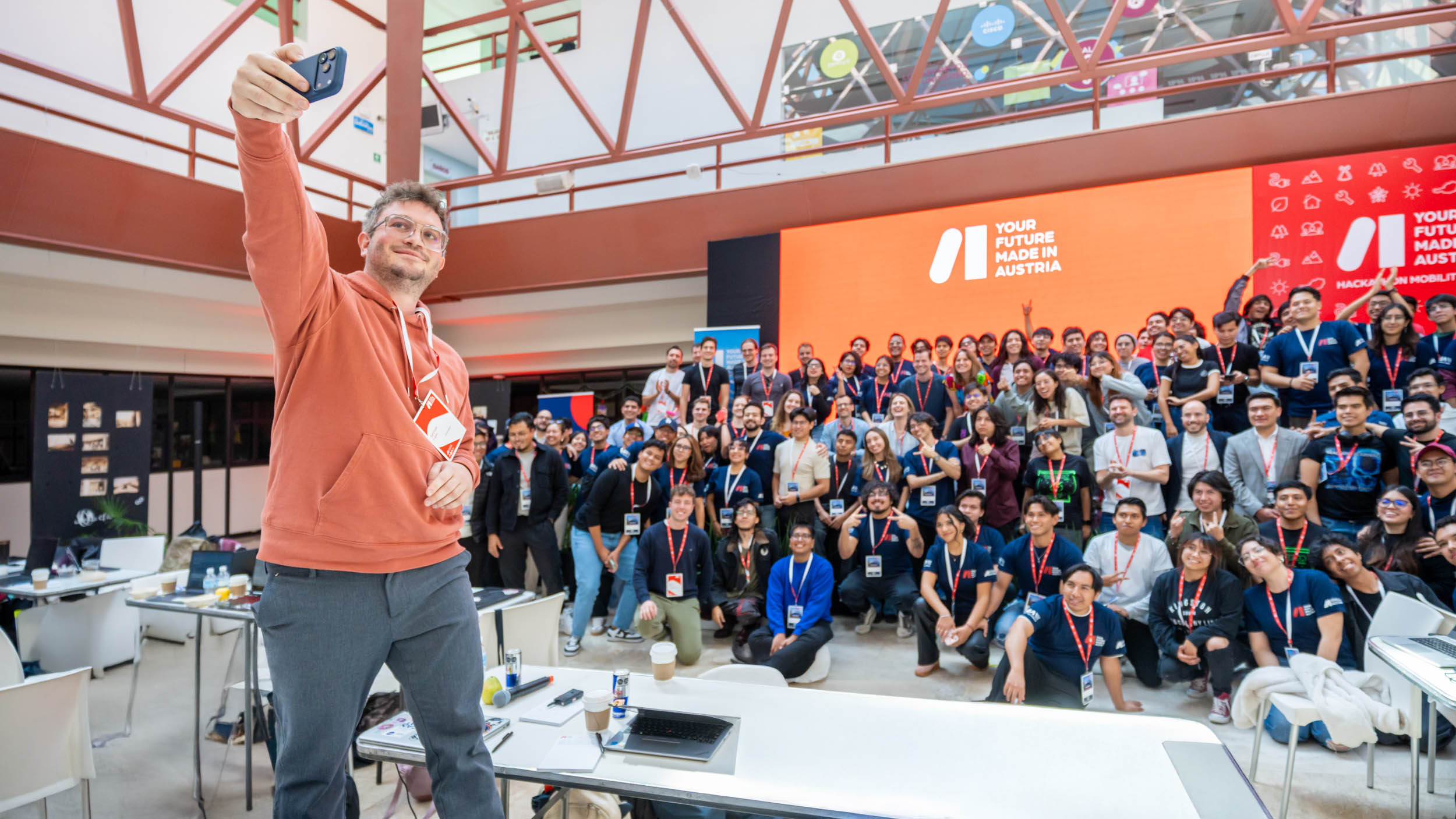 Mann macht Selfie von sich und Publikum hinter ihm