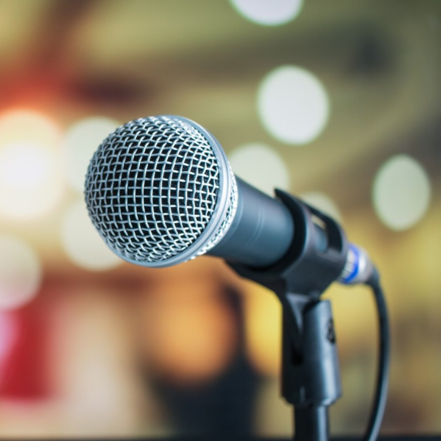 Mikrofon im Fokus und Bokeh im Hintergrund