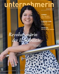 Frau mit schwarzen langen Haaren in einem weiß-schwarzem Kleid