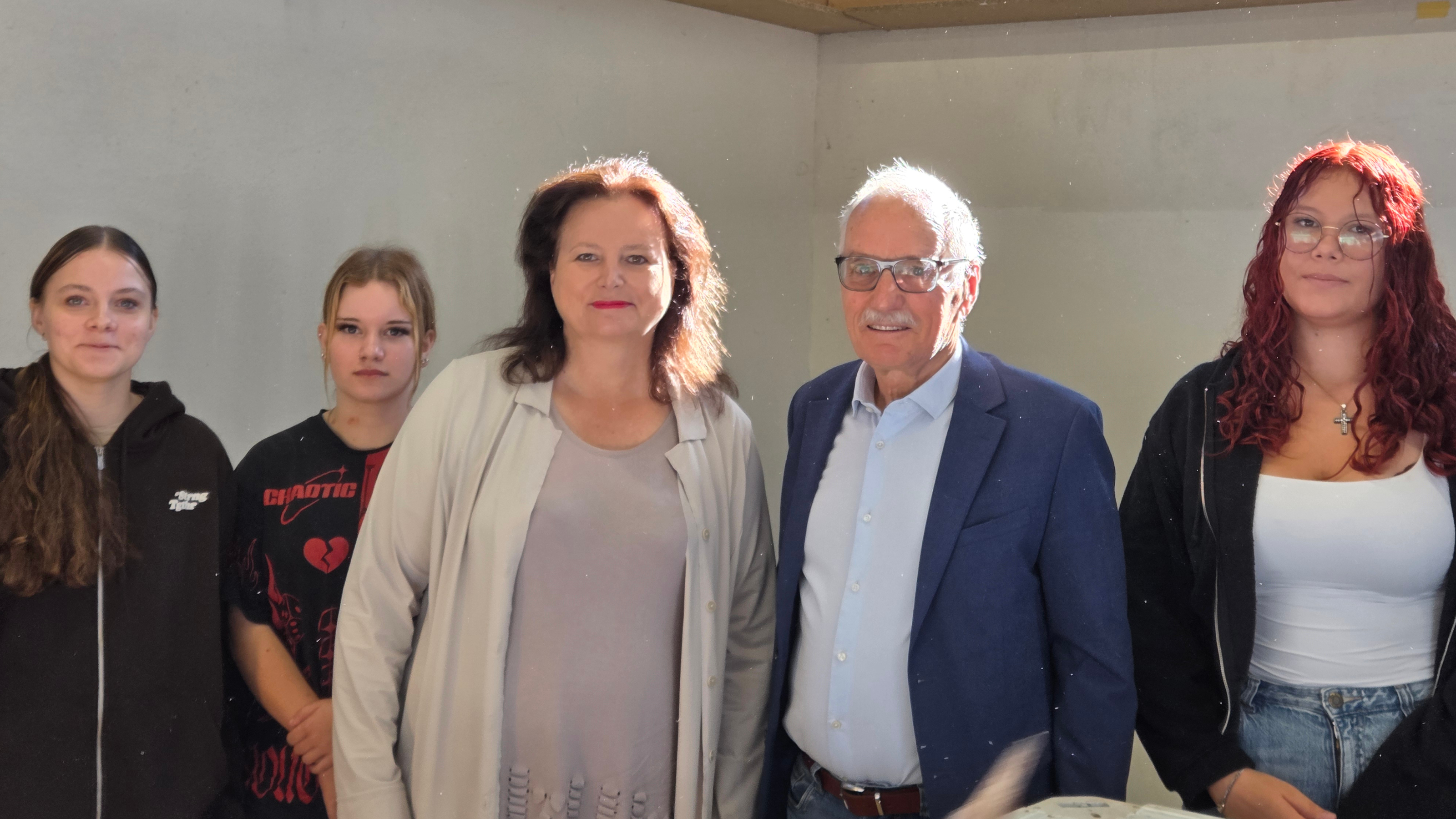 Eine Frau, ein Mann und 3 Lehrlinge posieren f&uuml;r das Foto