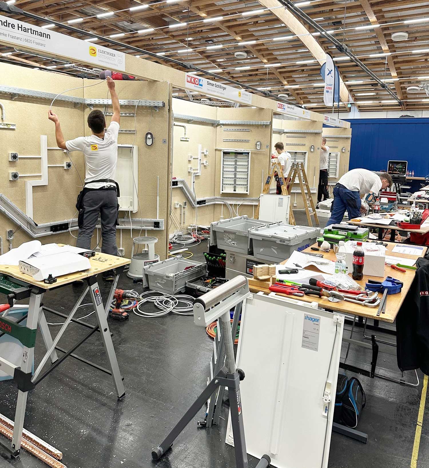 Teilnehmer der AustrianSkills 2025 im Beruf Elektrotechnik w&auml;hrend des Wettbewerbs