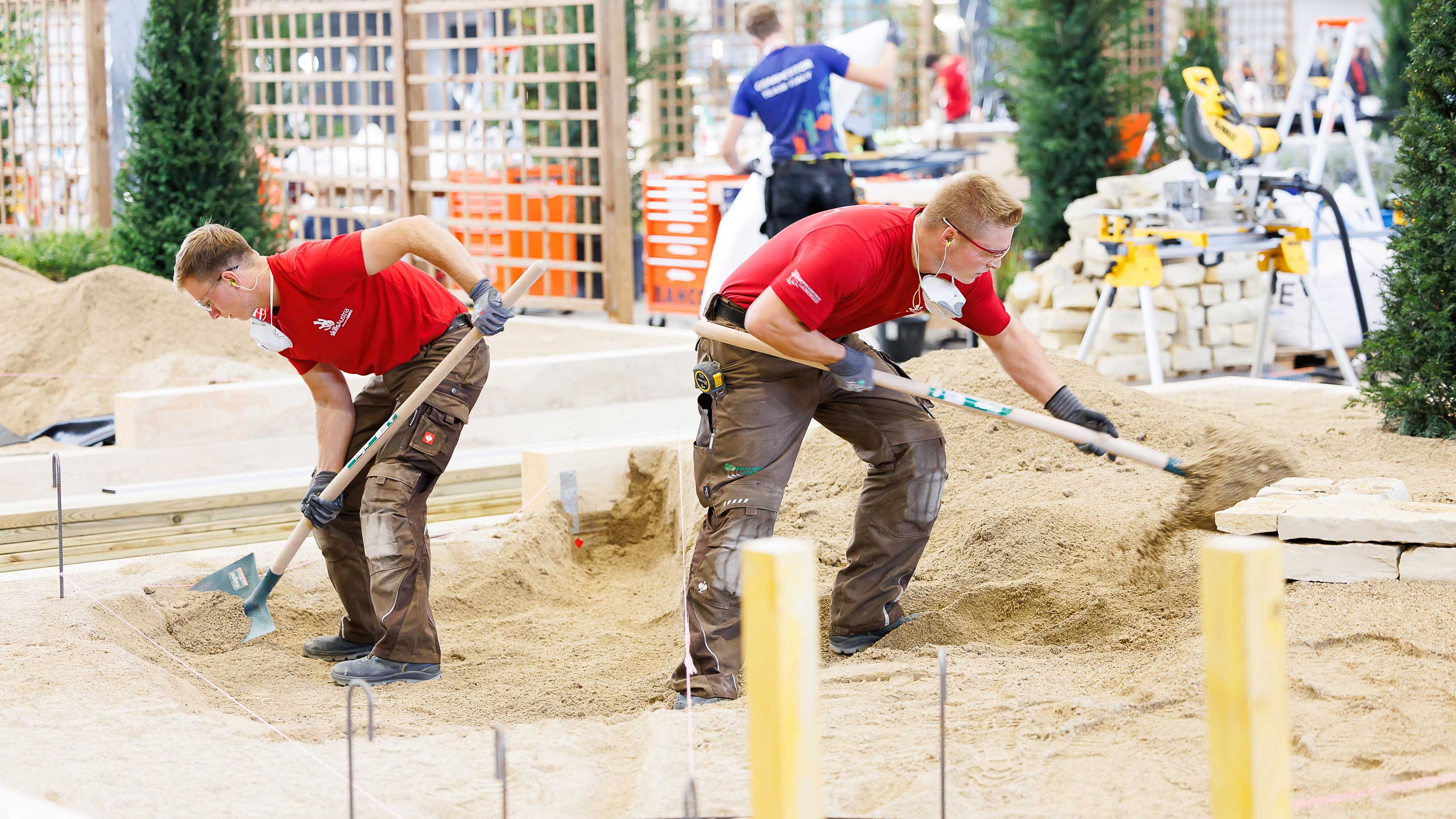 Gartengestalter Benedikt Laiminger und Thomas Sojer während des Wettbewerbs bei den WorldSkills 2024