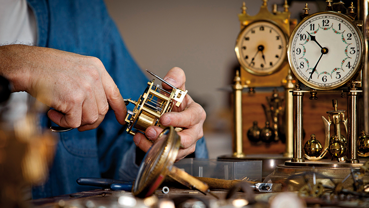 Uhrmacher repariert Uhrwerk