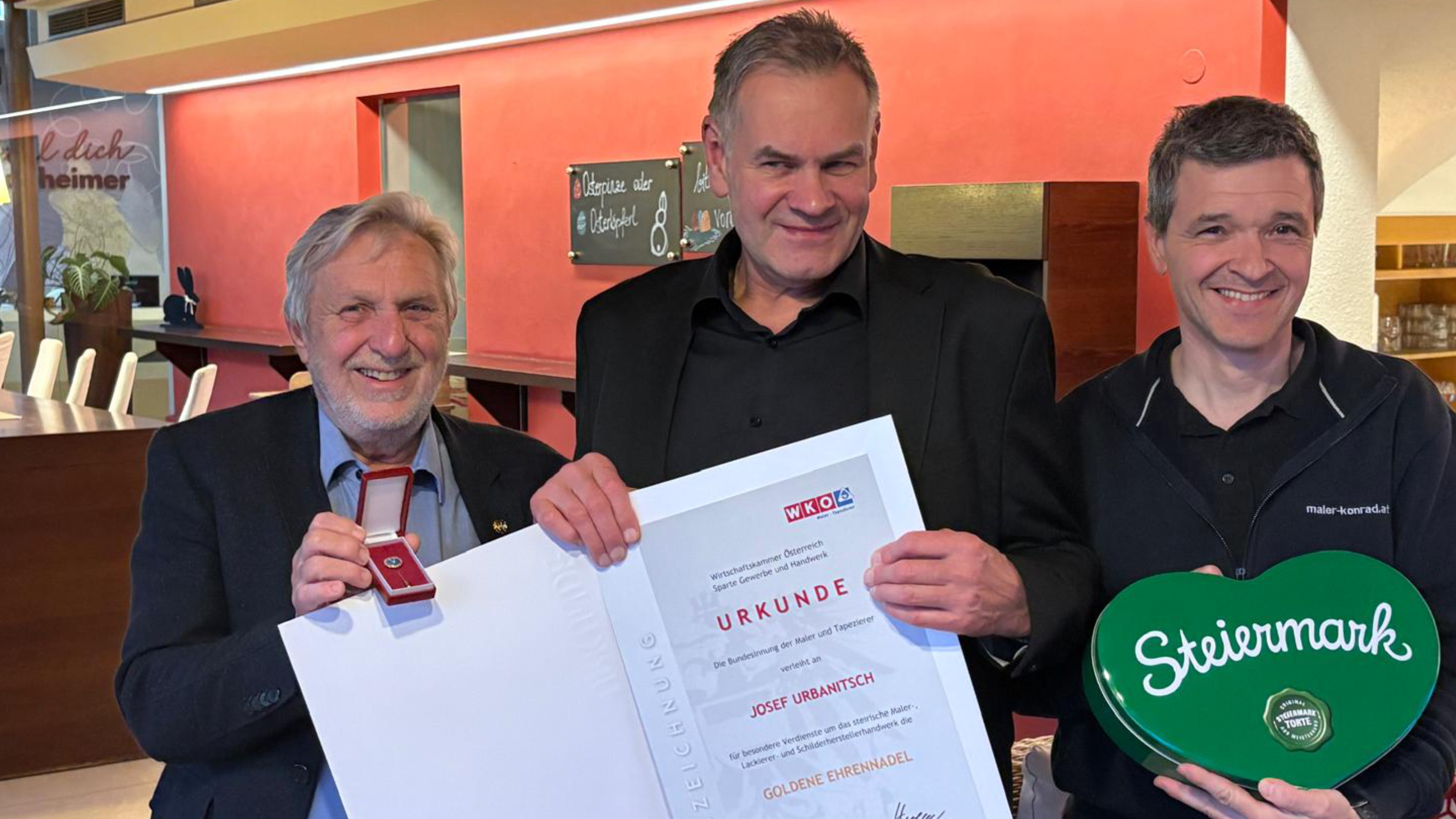 drei m&auml;nner mit urkunde