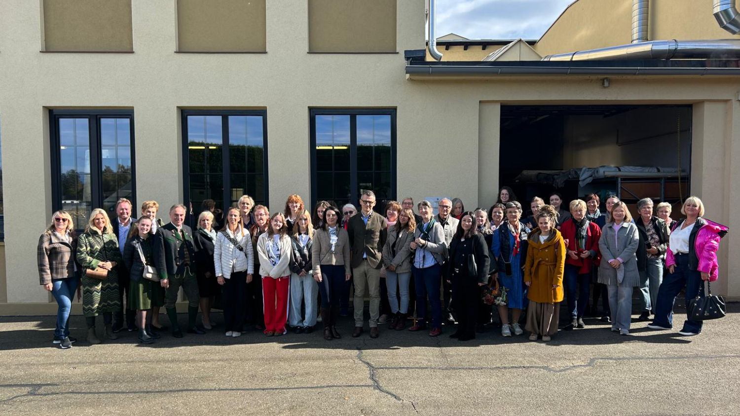 Gruppe von Personen vor einem Gebäude