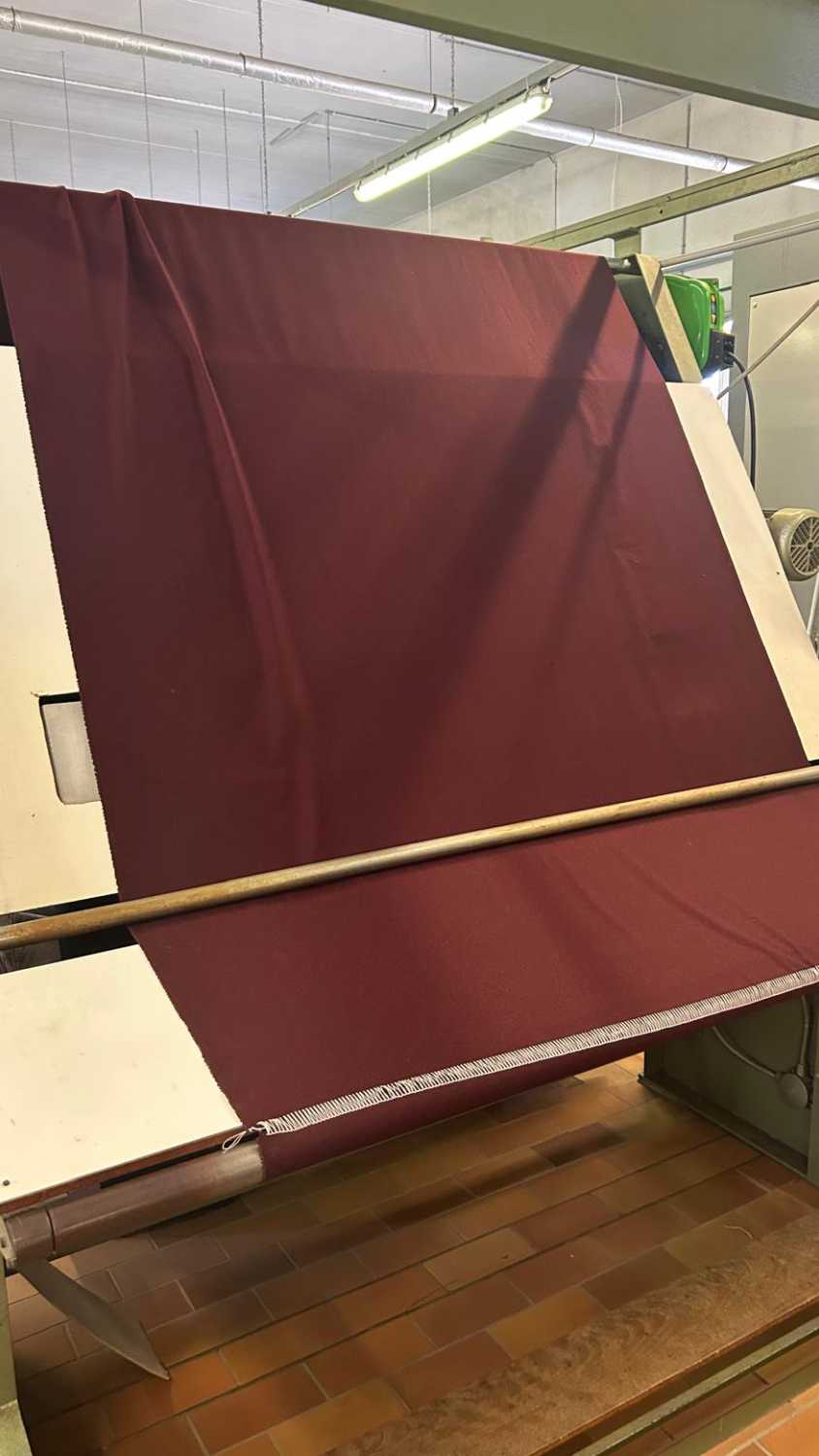 dunkelroter Stoff auf einem Holzgestell