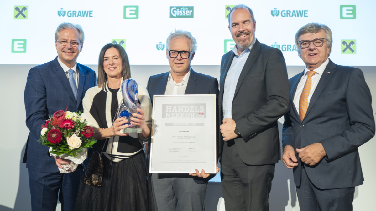 Frauen und Männer auf einer Bühne bei der Verleihung des Handelsmerkur 2025