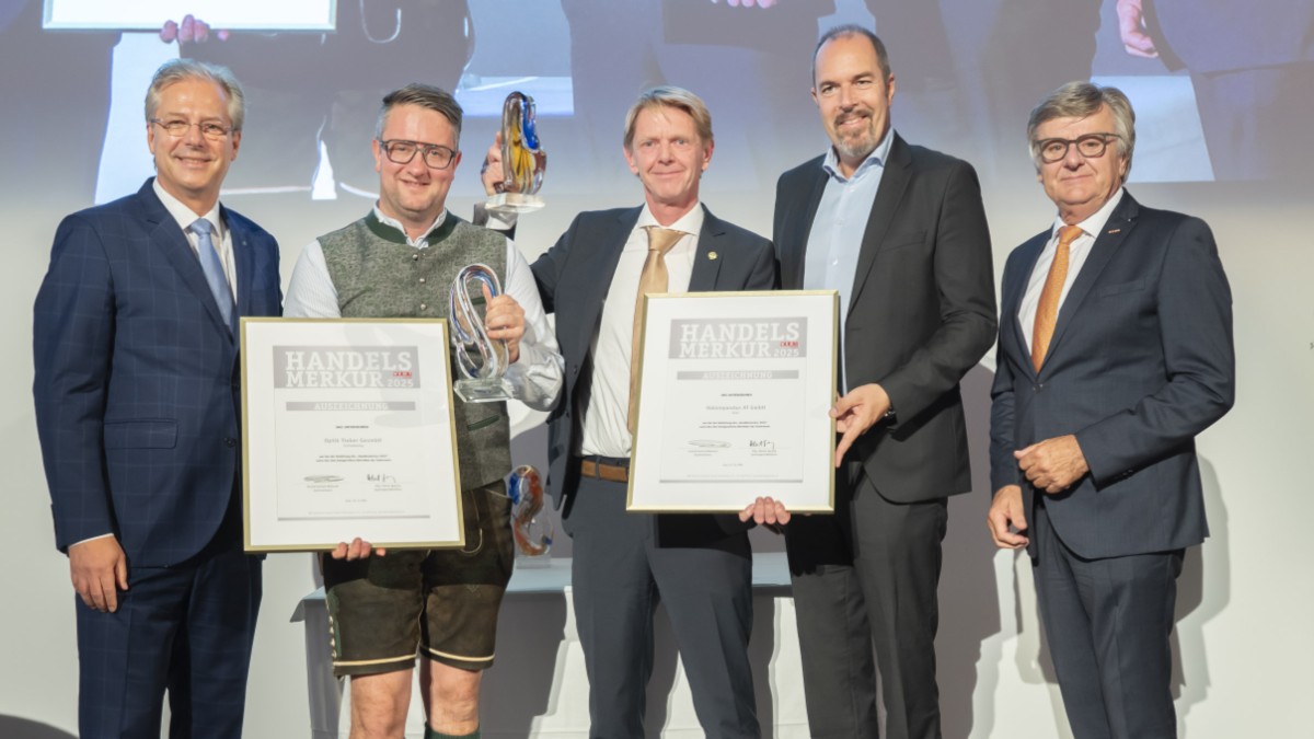 Frauen und Männer auf einer Bühne bei der Verleihung des Handelsmerkur 2025