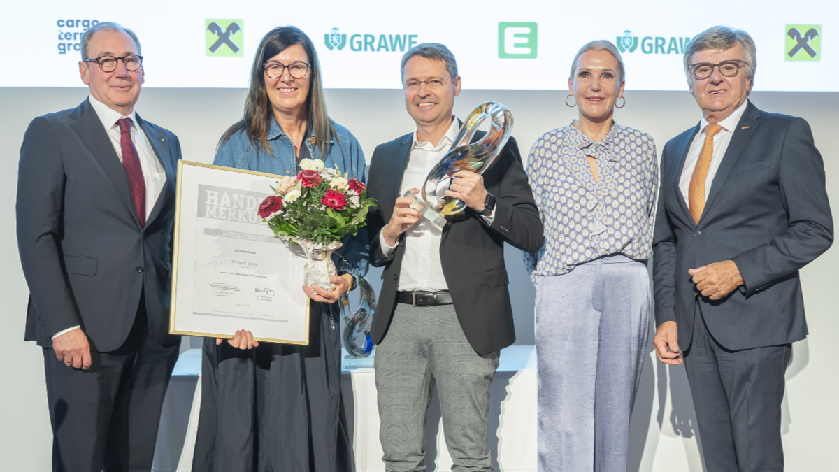 Frauen und Männer auf einer Bühne bei der Verleihung des Handelsmerkur 2025