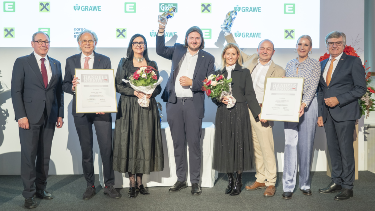 Frauen und Männer auf einer Bühne bei der Verleihung des Handelsmerkur 2025