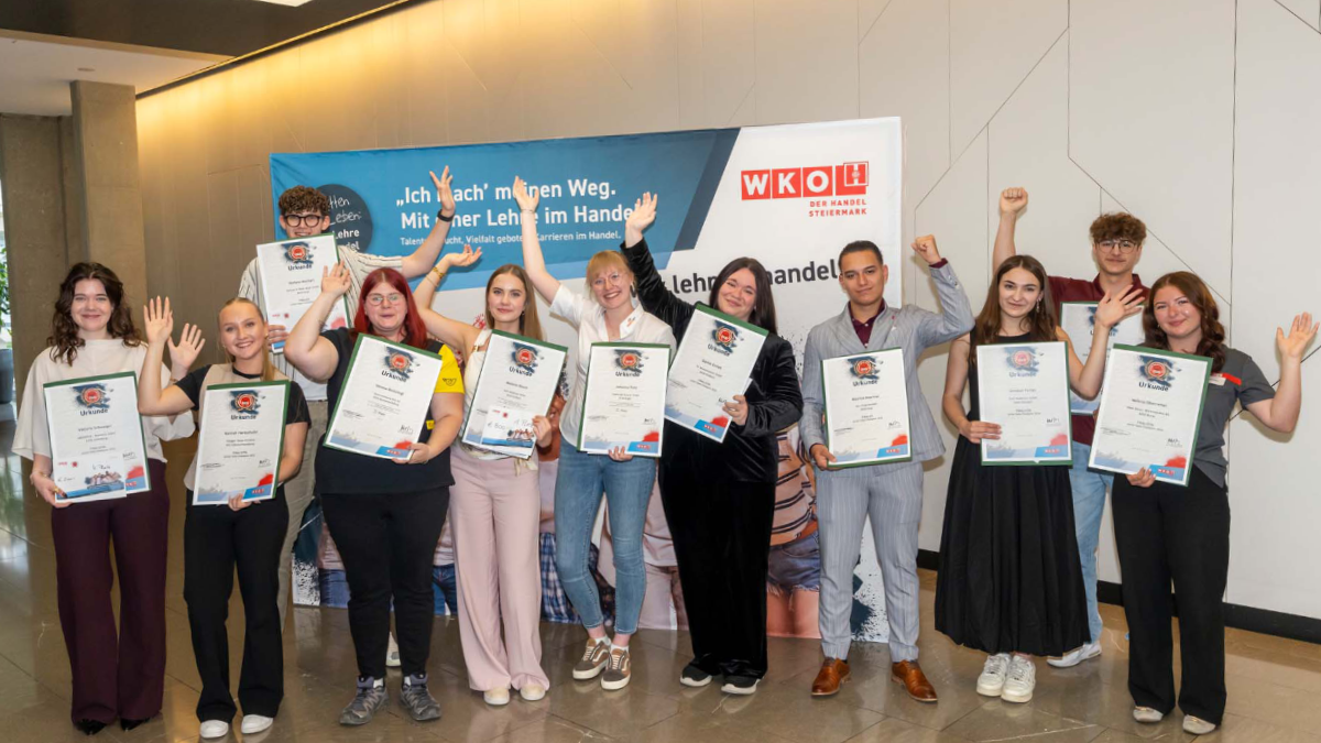 Gruppenfoto von den Finalist:innen des Junior Sales Champion mit ihren Urkunden