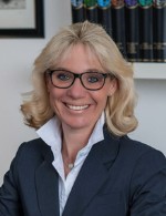 Portraitfoto, Frau mit blonden Haaren und Brille