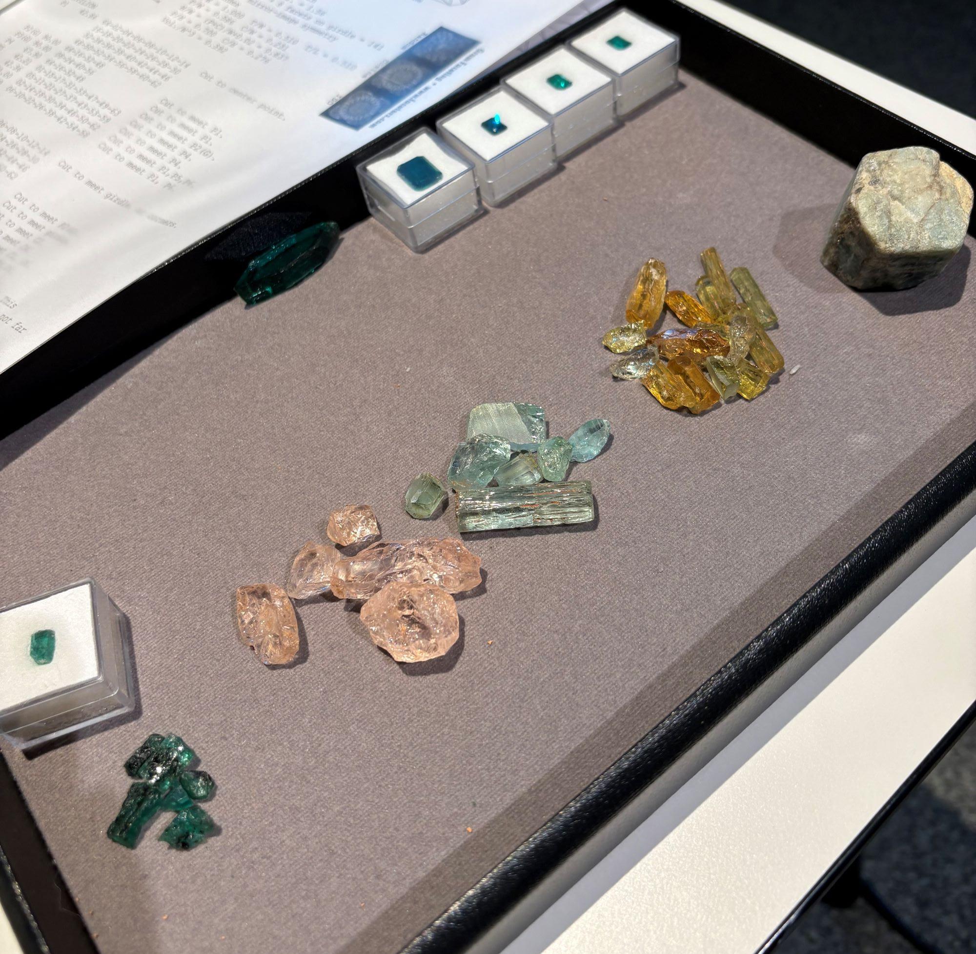 zu sehen ist ein Tableau mit verschieden färbigen Edelsteinen darauf 