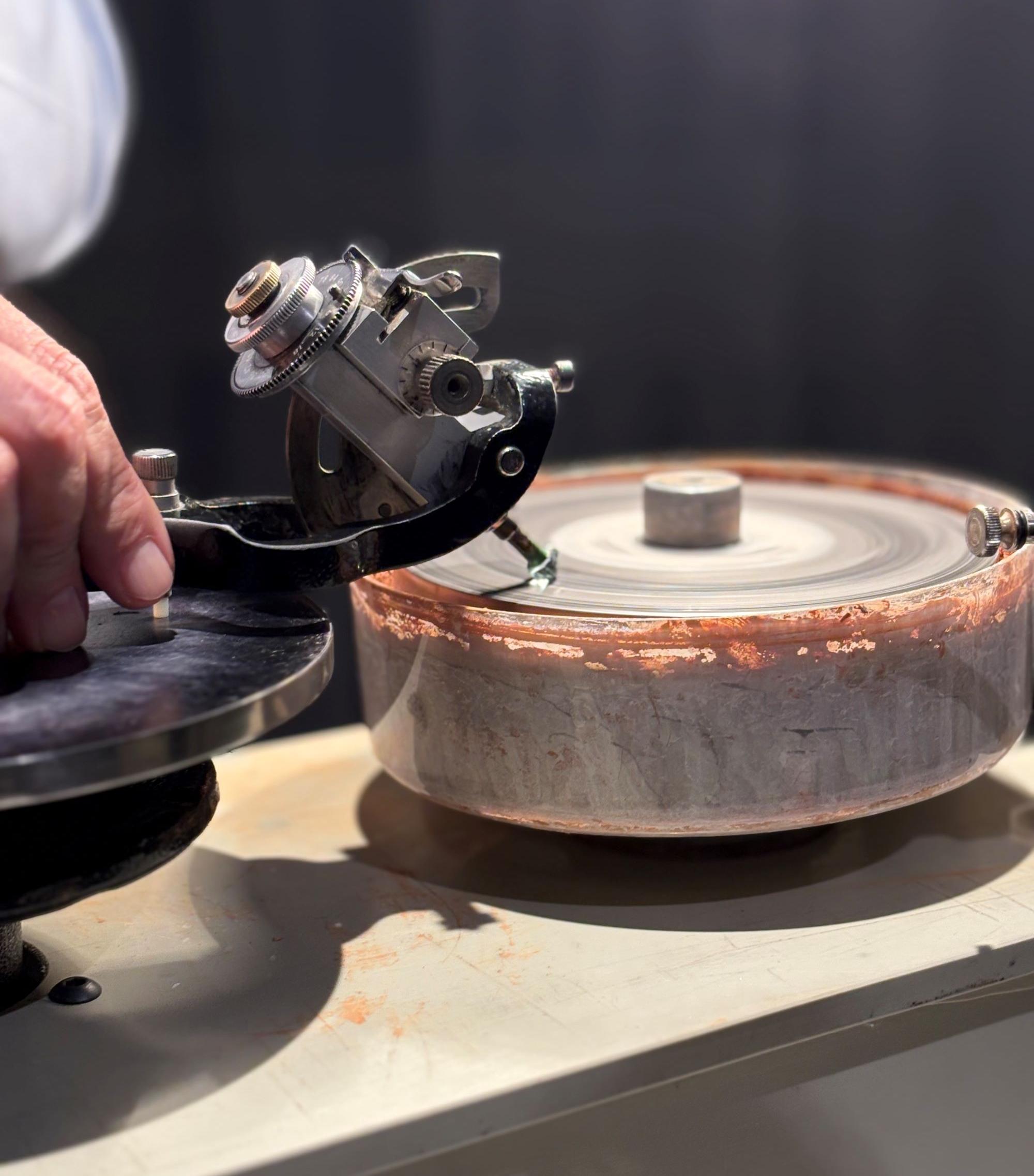 Live Vorführung vom Schleifen eines Edelsteines 