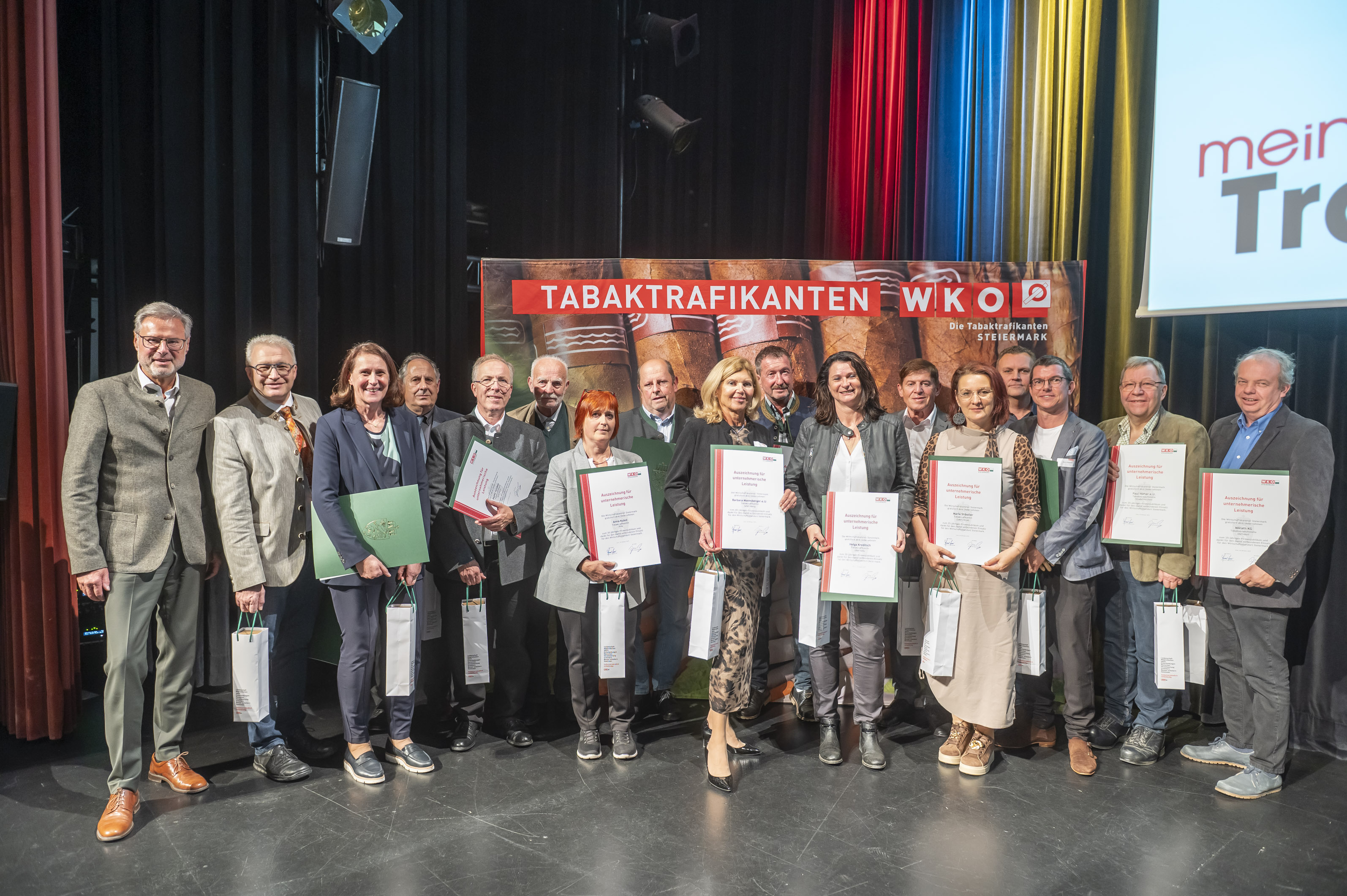 Gruppenfoto Urkundenverleihung