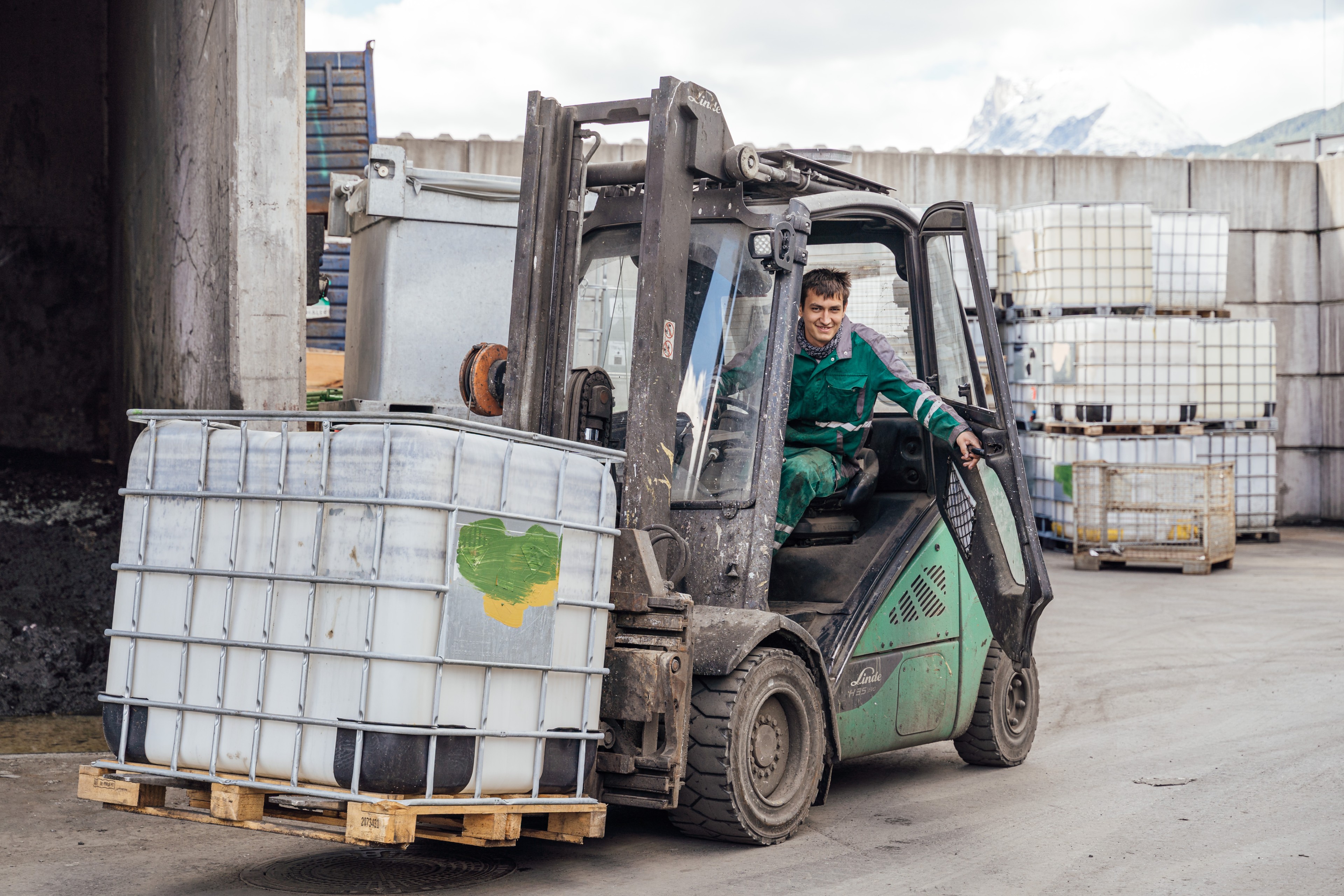 Lehrling der Abfallwirtschaft bei der Arbeit