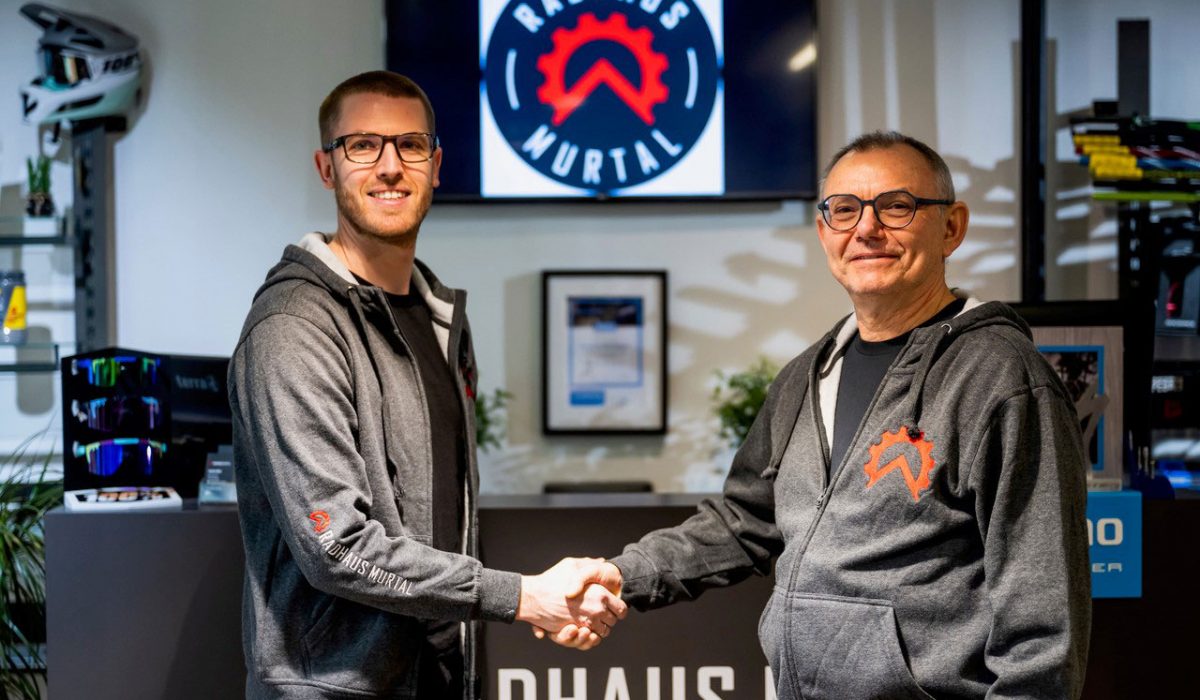 Gregor W&ouml;hry (l.) war lange Kunde im Radgesch&auml;ft von Helmut Haimlinger &ndash; jetzt h&auml;lt er selbst das Lenkrad in der Hand. 