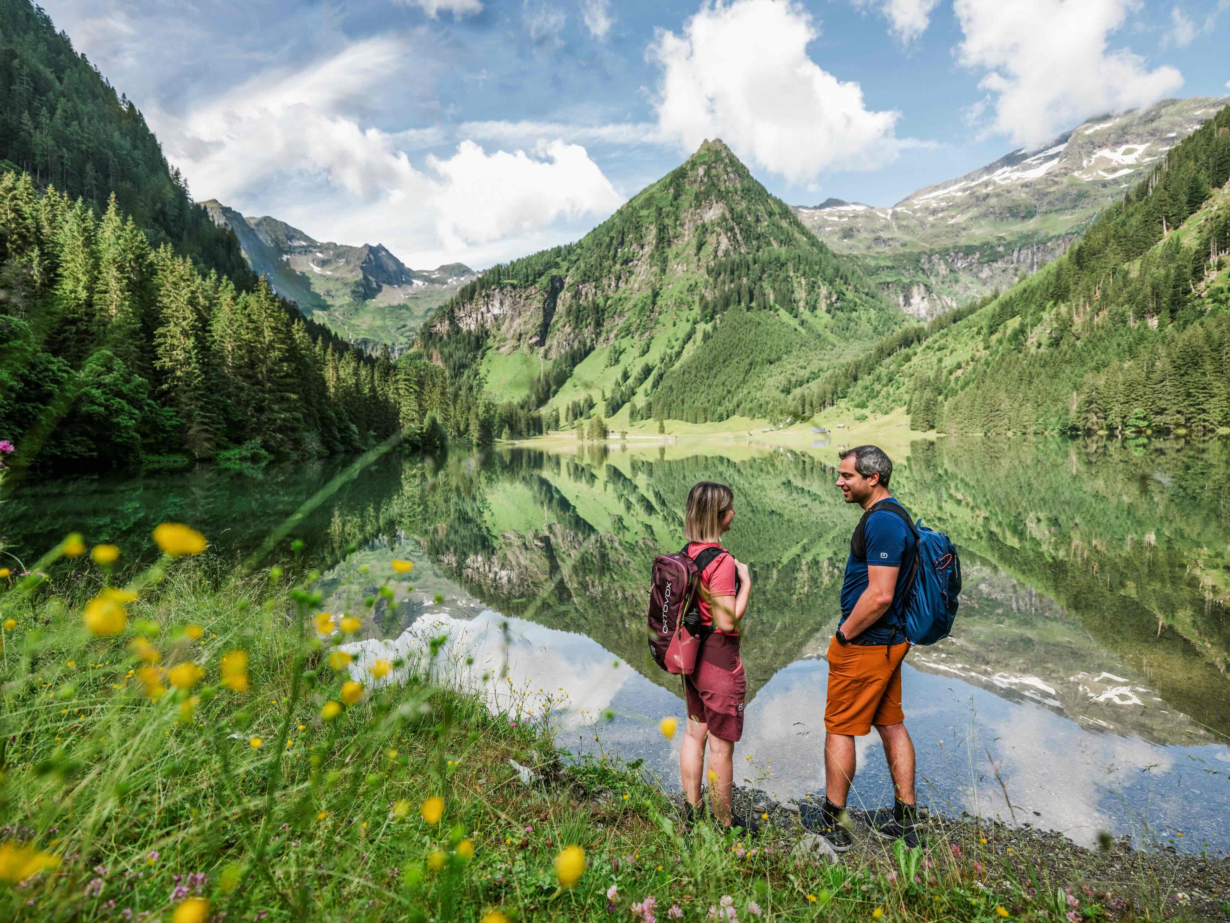Eine Frau und ein Mann beim Wandern in den Bergen