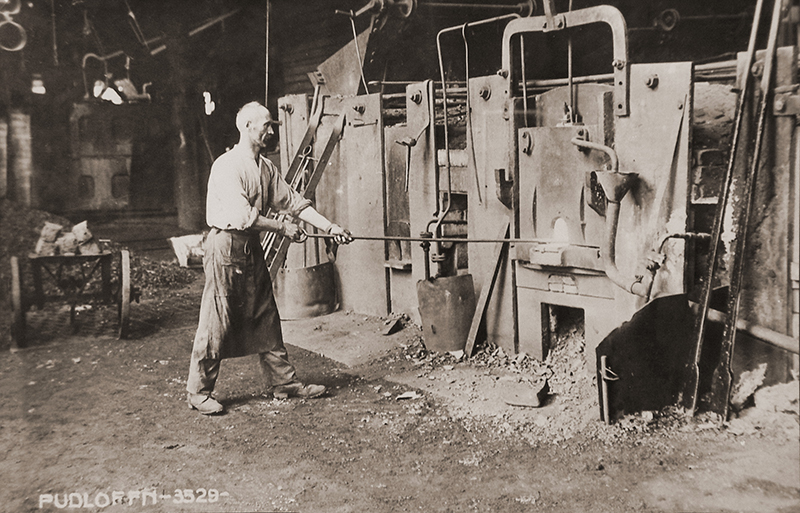 Arbeiter arbeitet am Puddeloffen am Voest-Fabrikstandort in Donawitz.