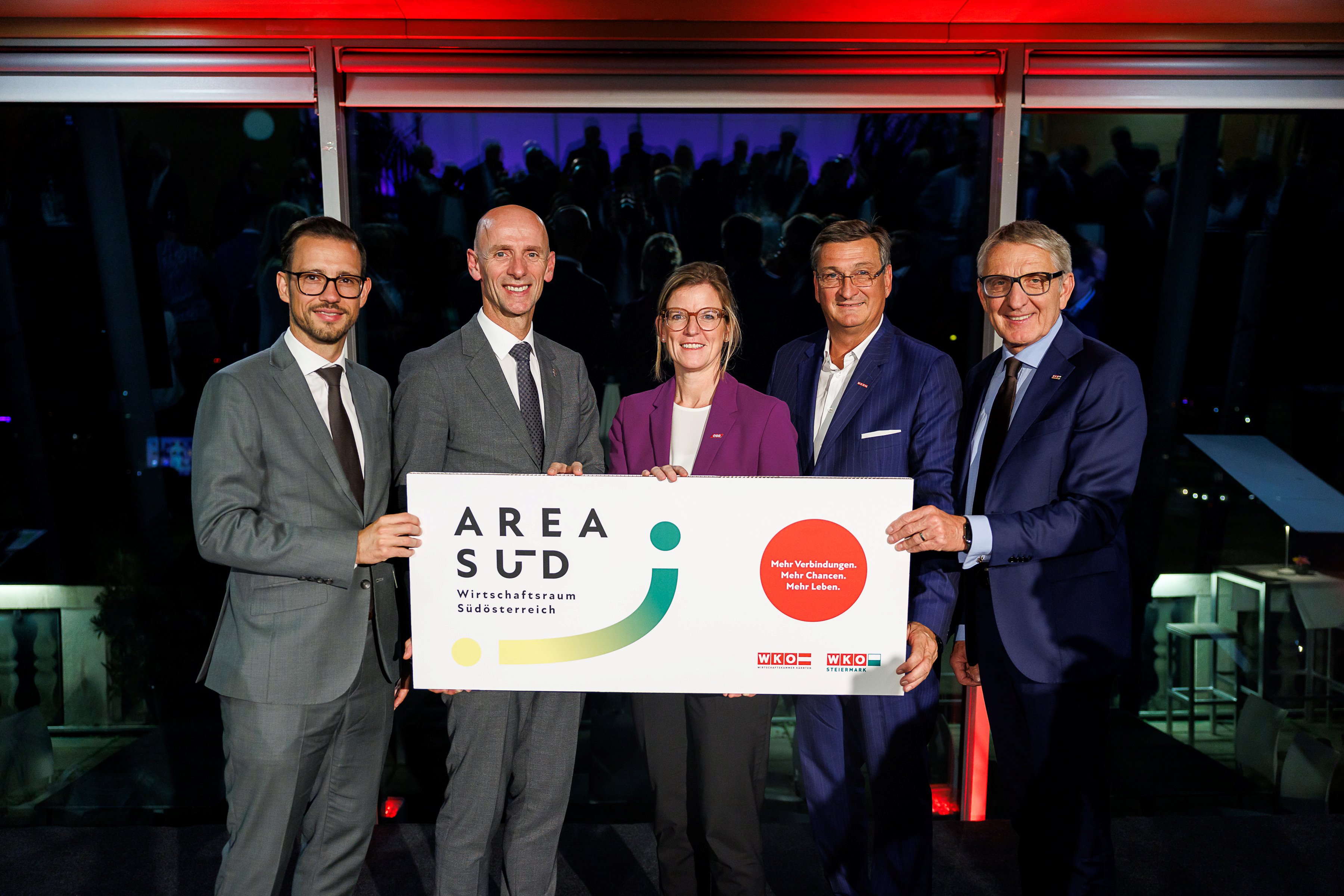 Die Landesräte Sebastian Schuschnig (Kärnten) und Willibald Ehrenhöfer mit ÖBB-Vorständin Manuela Waldner, Jürgen Mandl und Josef Herk (v.l.)