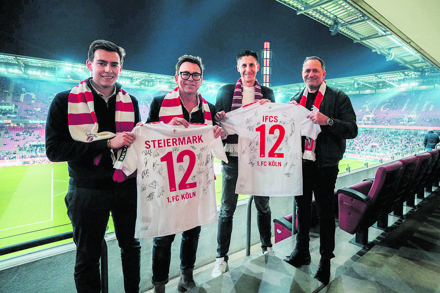 Aufgereihte M&auml;nner mit K&ouml;ln/-Steiermark-Shirts