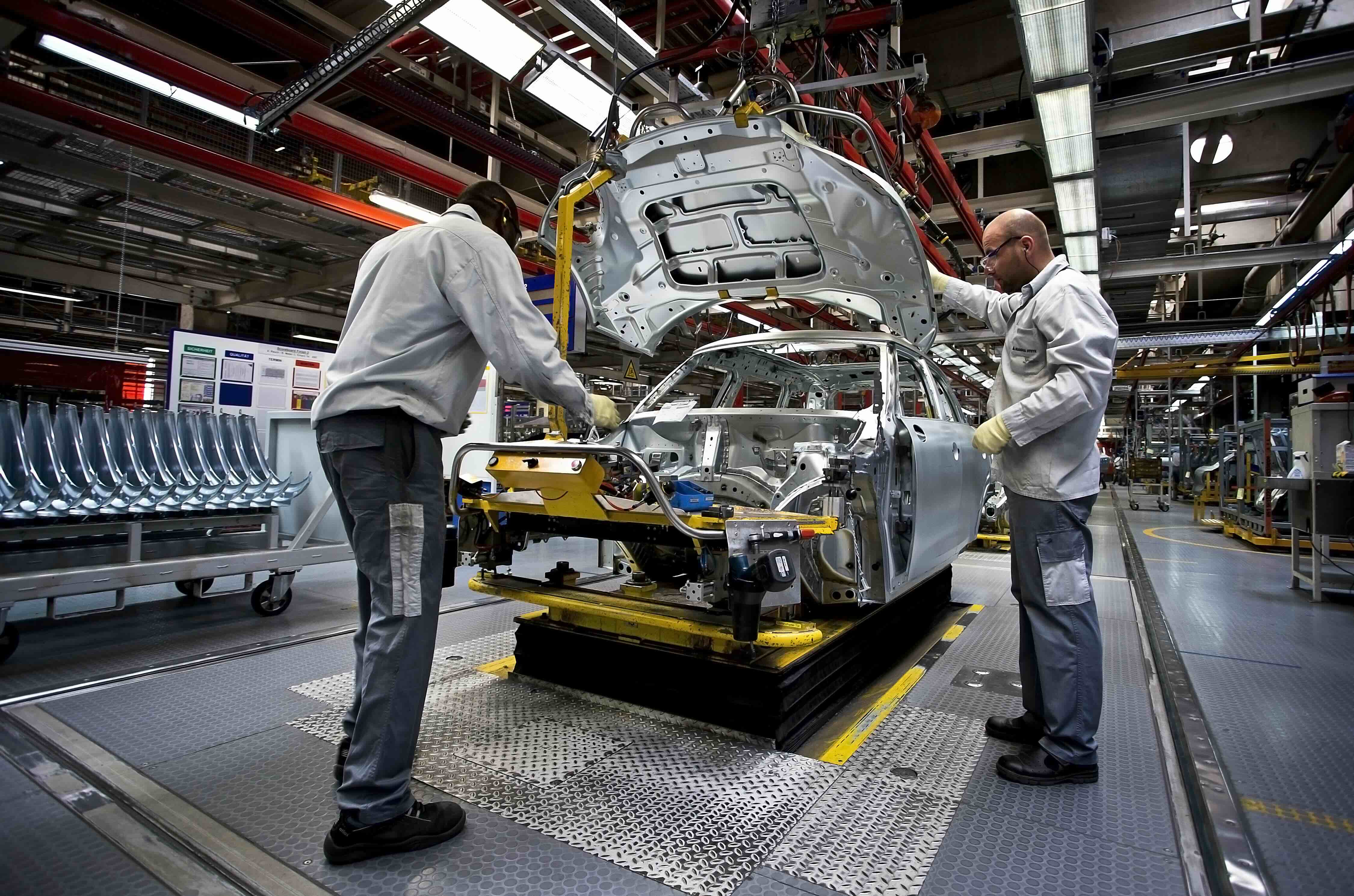 Innovative Fahrzeugfertigung, Einsatz fortschrittlicher Technologien wie Künstliche Intelligenz und Robotik